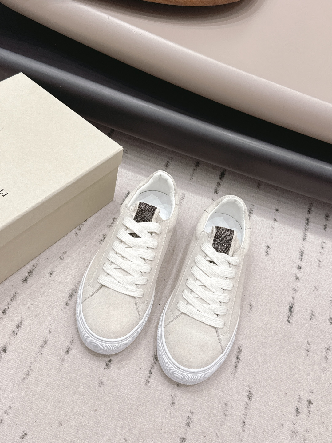 NO:873353,'Exclusive Top Edition' BrunelloCucinell*·BC 26vs the latest casual series in early spring... Casual shoes have always been very feminine, elegant, refined, not hasty or slow, and have a kind of temperament that many loafers cannot match. But if pointed-toe high-heeled shoes are tired after being worn for a long time, then a pair of round-toe thick-soled casual shoes that are easy to wear and look good are just needed. Imported deerskin, fine leather, and the feel of the foot is very important. Needless to say, this needs no more explanation. Women know the importance of a good pair of shoes.  To avoid all kinds of friction and wear on your feet, a delicate texture is a must... Fabric: Original customized suede Lining: Original customized sheepskin Foot pads: Original customized sheepskin Outsole: Original open-molded TPU molded sole Height: 3cm Size: 35-39 (40.41.42. Customization is non-returnable) Packaging: Original full set of packaging Color: Official website updated simultaneously, casual shoes/sports shoes, brunello  cucinelli,loafers,high heels,sneakers,sheepskin,chamois leather19860909《独家顶级版》BrunelloCucinell*·BC 26vs早春最新休闲系列… 休闲鞋一贯是很有女人味的 优雅 精致不急不缓 是有一种气质的这是很多乐福鞋比拟不了的 但是如果尖头高跟鞋穿久了累 那么一双好穿好看的圆头厚底休闲鞋就是刚需了 进口鹿皮 皮质细腻 脚感很重要 这个不需要多说 女人太懂一双好鞋的重要性了 避免各种摩擦磨脚 细腻的质感就是必须要有的… 面料: 原版定制麂皮 内里: 原版定制羊皮 垫脚: 原版定制羊皮 大底: 原版开模TPU成型底 底高: 3cm 码数: 35-39（40.41.42.定制不退换） 包装: 原版全套包装 颜色:官网同步更新,休闲鞋/运动鞋,brunello cucinelli,loafers,high heels,sneakers,sheepskin,chamois leather,Women's Shoes