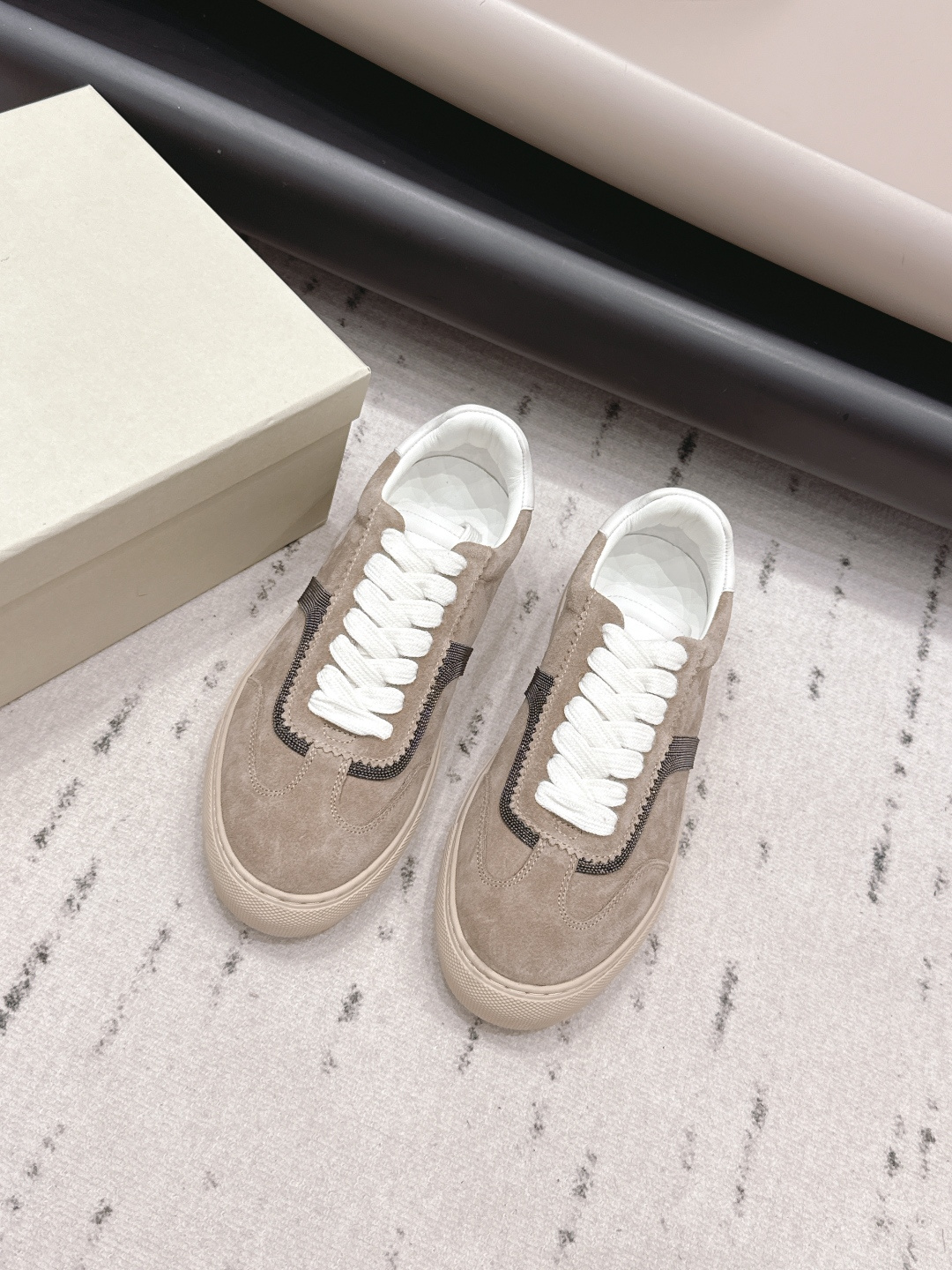 NO:873367,'Exclusive Top Edition' BrunelloCucinell*·BC 26vs the latest casual series in early spring... Casual shoes have always been very feminine, elegant, refined, not hasty or slow, and have a kind of temperament that many loafers cannot match. But if pointed-toe high-heeled shoes are tired after being worn for a long time, then a pair of round-toe thick-soled casual shoes that are easy to wear and look good are just needed. Imported deerskin, fine leather, and the feel of the foot is very important. Needless to say, this needs no more explanation. Women know the importance of a good pair of shoes.  To avoid all kinds of friction and wear on your feet, a delicate texture is a must... Fabric: Original customized suede Lining: Original customized sheepskin Foot pads: Original customized sheepskin Outsole: Original open-molded TPU molded sole Height: 3cm Size: 35-39 (40.41.42. Customization is non-returnable) Packaging: Original full set of packaging Color: Official website updated simultaneously, casual shoes/sports shoes, brunello  cucinelli,loafers,high heels,sneakers,sheepskin,chamois leather19860909《独家顶级版》BrunelloCucinell*·BC 26vs早春最新休闲系列… 休闲鞋一贯是很有女人味的 优雅 精致不急不缓 是有一种气质的这是很多乐福鞋比拟不了的 但是如果尖头高跟鞋穿久了累 那么一双好穿好看的圆头厚底休闲鞋就是刚需了 进口鹿皮 皮质细腻 脚感很重要 这个不需要多说 女人太懂一双好鞋的重要性了 避免各种摩擦磨脚 细腻的质感就是必须要有的… 面料: 原版定制麂皮 内里: 原版定制羊皮 垫脚: 原版定制羊皮 大底: 原版开模TPU成型底 底高: 3cm 码数: 35-39（40.41.42.定制不退换） 包装: 原版全套包装 颜色:官网同步更新,休闲鞋/运动鞋,brunello cucinelli,loafers,high heels,sneakers,sheepskin,chamois leather,Women's Shoes