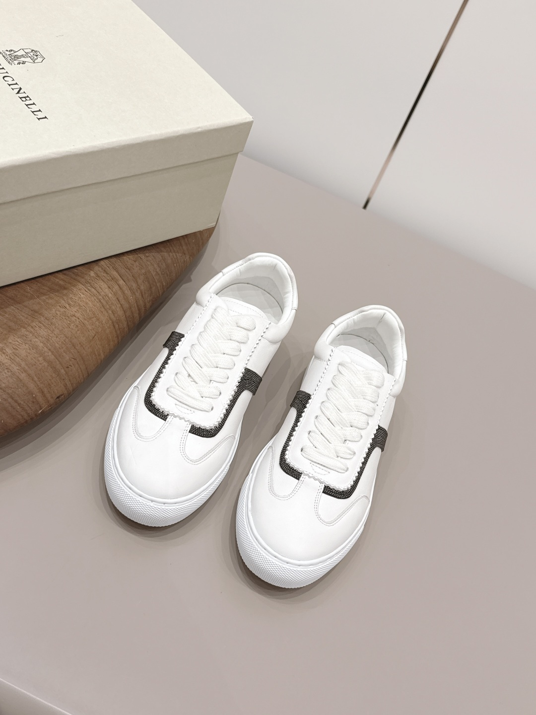 NO:873376,'Exclusive Top Edition' BrunelloCucinell*·BC 26vs the latest casual series in early spring... Casual shoes have always been very feminine, elegant, refined, not hasty or slow, and have a kind of temperament that many loafers cannot match. But if pointed-toe high-heeled shoes are tired after being worn for a long time, then a pair of round-toe thick-soled casual shoes that are easy to wear and look good are just needed. Imported deerskin, fine leather, and the feel of the foot is very important. Needless to say, this needs no more explanation. Women know the importance of a good pair of shoes.  To avoid all kinds of friction and wear on your feet, a delicate texture is a must... Fabric: Original customized cowhide Lining: Original customized sheepskin Foot pads: Original customized sheepskin Outsole: Original open-molded TPU molded sole Bottom height: 3cm Size: 35-39 (40.41.42. Customized non-returnable) Packaging: Original full set of packaging Color: Official website updated simultaneously, casual shoes/sports shoes, brunello  cucinelli,loafers,high heels,sneakers,cowhide,sheepskin19860909《独家顶级版》BrunelloCucinell*·BC 26vs早春最新休闲系列… 休闲鞋一贯是很有女人味的 优雅 精致不急不缓 是有一种气质的这是很多乐福鞋比拟不了的 但是如果尖头高跟鞋穿久了累 那么一双好穿好看的圆头厚底休闲鞋就是刚需了 进口鹿皮 皮质细腻 脚感很重要 这个不需要多说 女人太懂一双好鞋的重要性了 避免各种摩擦磨脚 细腻的质感就是必须要有的… 面料: 原版定制牛皮 内里: 原版定制羊皮 垫脚: 原版定制羊皮 大底: 原版开模TPU成型底 底高: 3cm 码数: 35-39（40.41.42.定制不退换） 包装: 原版全套包装 颜色:官网同步更新,休闲鞋/运动鞋,brunello cucinelli,loafers,high heels,sneakers,cowhide,sheepskin,Women's Shoes