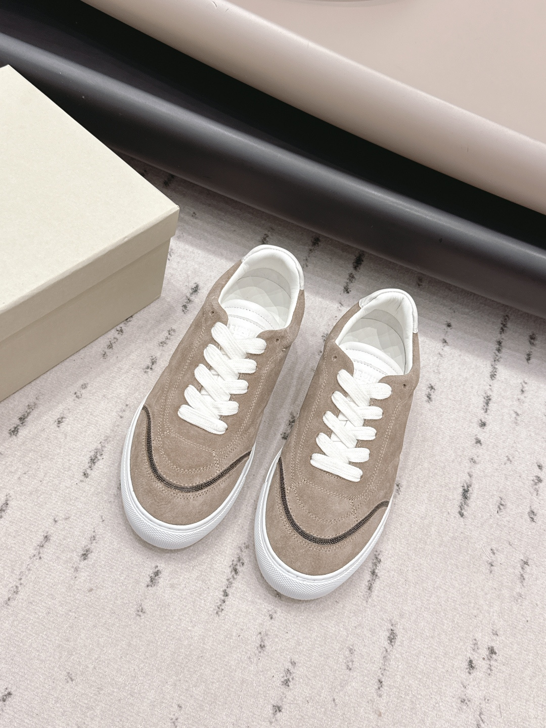 NO:873385,'Exclusive Top Edition' BrunelloCucinell*·BC 26vs the latest casual series in early spring... Casual shoes have always been very feminine, elegant, refined, not hasty or slow, and have a kind of temperament that many loafers cannot match. But if pointed-toe high-heeled shoes are tired after being worn for a long time, then a pair of round-toe thick-soled casual shoes that are easy to wear and look good are just needed. Imported deerskin, fine leather, and the feel of the foot is very important. Needless to say, this needs no more explanation. Women know the importance of a good pair of shoes.  To avoid all kinds of friction and wear on your feet, a delicate texture is a must... Fabric: Original customized suede Lining: Original customized sheepskin Foot pads: Original customized sheepskin Outsole: Original open-molded TPU molded sole Height: 3cm Size: 35-39 (40.41.42. Customization is non-returnable) Packaging: Original full set of packaging Color: Official website updated simultaneously, casual shoes/sports shoes, brunello  cucinelli,loafers,high heels,sneakers,sheepskin,chamois leather19860909《独家顶级版》BrunelloCucinell*·BC 26vs早春最新休闲系列… 休闲鞋一贯是很有女人味的 优雅 精致不急不缓 是有一种气质的这是很多乐福鞋比拟不了的 但是如果尖头高跟鞋穿久了累 那么一双好穿好看的圆头厚底休闲鞋就是刚需了 进口鹿皮 皮质细腻 脚感很重要 这个不需要多说 女人太懂一双好鞋的重要性了 避免各种摩擦磨脚 细腻的质感就是必须要有的… 面料: 原版定制麂皮 内里: 原版定制羊皮 垫脚: 原版定制羊皮 大底: 原版开模TPU成型底 底高: 3cm 码数: 35-39（40.41.42.定制不退换） 包装: 原版全套包装 颜色:官网同步更新,休闲鞋/运动鞋,brunello cucinelli,loafers,high heels,sneakers,sheepskin,chamois leather,Women's Shoes