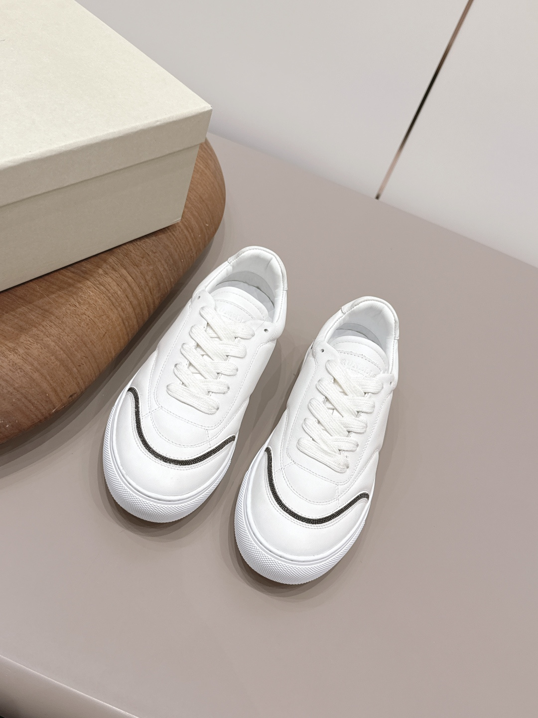 NO:873394,'Exclusive Top Edition' BrunelloCucinell*·BC 26vs the latest casual series in early spring... Casual shoes have always been very feminine, elegant, refined, not hasty or slow, and have a kind of temperament that many loafers cannot match. But if pointed-toe high-heeled shoes are tired after being worn for a long time, then a pair of round-toe thick-soled casual shoes that are easy to wear and look good are just needed. Imported deerskin, fine leather, and the feel of the foot is very important. Needless to say, this needs no more explanation. Women know the importance of a good pair of shoes.  To avoid all kinds of friction and wear on your feet, a delicate texture is a must... Fabric: Original customized cowhide Lining: Original customized sheepskin Foot pads: Original customized sheepskin Outsole: Original open-molded TPU molded sole Height: 3cm Size: 35-39 (40.41.42. Customized non-returnable) Packaging: Original full set of packaging Color: Official website updated simultaneously, casual shoes/sports shoes, brunello  cucinelli,loafers,high heels,sneakers,cowhide,sheepskin19860909《独家顶级版》BrunelloCucinell*·BC 26vs早春最新休闲系列… 休闲鞋一贯是很有女人味的 优雅 精致不急不缓 是有一种气质的这是很多乐福鞋比拟不了的 但是如果尖头高跟鞋穿久了累 那么一双好穿好看的圆头厚底休闲鞋就是刚需了 进口鹿皮 皮质细腻 脚感很重要 这个不需要多说 女人太懂一双好鞋的重要性了 避免各种摩擦磨脚 细腻的质感就是必须要有的… 面料: 原版定制牛皮 内里: 原版定制羊皮 垫脚: 原版定制羊皮 大底: 原版开模TPU成型底 底高: 3cm 码数: 35-39（40.41.42.定制不退换） 包装: 原版全套包装 颜色:官网同步更新,休闲鞋/运动鞋,brunello cucinelli,loafers,high heels,sneakers,cowhide,sheepskin,Women's Shoes