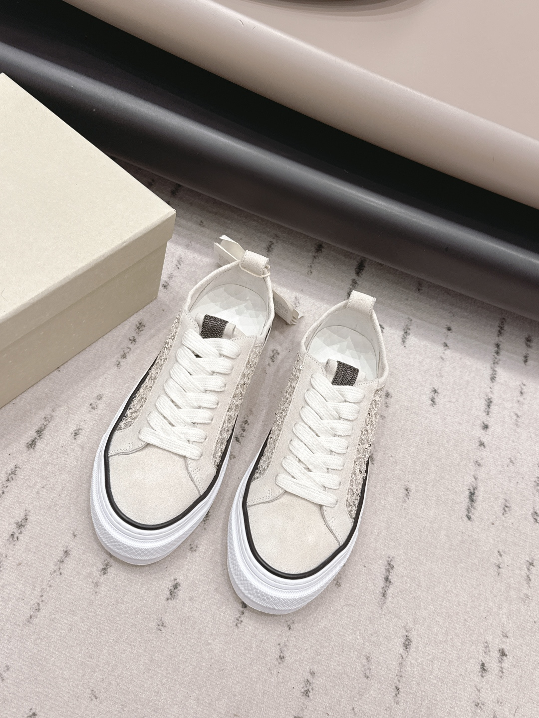 NO:873361,'Exclusive Top Edition' BrunelloCucinell*·BC 26vs the latest casual series in early spring... Casual shoes have always been very feminine, elegant, refined, not hasty or slow, and have a kind of temperament that many loafers cannot match. But if pointed-toe high-heeled shoes are tired after being worn for a long time, then a pair of round-toe thick-soled casual shoes that are easy to wear and look good are just needed. Imported deerskin, fine leather, and the feel of the foot is very important. Needless to say, this needs no more explanation. Women know the importance of a good pair of shoes.  To avoid all kinds of friction and wear on your feet, a delicate texture is a must... Fabric: Original customized suede/sequin mesh Lining: Original customized sheepskin Foot pads: Original customized sheepskin Outsole: Original molded TPU molded sole Bottom height: 3cm Size: 35-39 (40.41.42. Customization is non-returnable) Packaging: Original full set of packaging Color: Official website updated simultaneously, casual shoes/sports shoes, brunello  cucinelli,loafers,high heels,sneakers,sheepskin,chamois leather19860909《独家顶级版》BrunelloCucinell*·BC 26vs早春最新休闲系列… 休闲鞋一贯是很有女人味的 优雅 精致不急不缓 是有一种气质的这是很多乐福鞋比拟不了的 但是如果尖头高跟鞋穿久了累 那么一双好穿好看的圆头厚底休闲鞋就是刚需了 进口鹿皮 皮质细腻 脚感很重要 这个不需要多说 女人太懂一双好鞋的重要性了 避免各种摩擦磨脚 细腻的质感就是必须要有的… 面料: 原版定制麂皮/亮片网 内里: 原版定制羊皮 垫脚: 原版定制羊皮 大底: 原版开模TPU成型底 底高: 3cm 码数: 35-39（40.41.42.定制不退换） 包装: 原版全套包装 颜色:官网同步更新,休闲鞋/运动鞋,brunello cucinelli,loafers,high heels,sneakers,sheepskin,chamois leather,Women's Shoes
