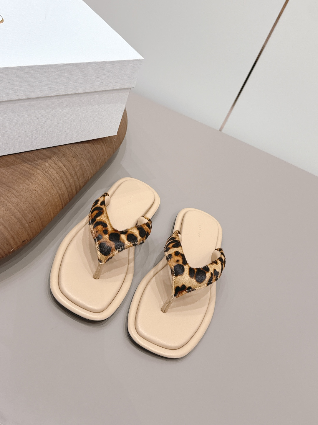 NO:873359,: 'Exclusive top version' THE ROW niche trendy brand 26 vs spring and summer new sandal series... [Round-toe thong sandals] The original version has better comfort and wrapping than the original one. Full of personality, it is easy to match with various styles of clothes... Fabric: Original customized horse hair Lining: Original customized sheepskin Foot: Original customized sheepskin Outsole: Original customized wear-resistant combination sole Bottom thickness: 1cm Packaging: Original full set of packaging Code number:  35-39 (40. Customization is non-returnable) Colors are updated simultaneously on the official website, split-toe shoes, sandals, sheepskin19860909: 《独家顶级版本》 THE ROW小众潮牌26vs春夏新款凉鞋系列……【方圆头夹趾凉拖】 原版一比一打造舒适度、包裹性都比较好.个性十足,很好驾驭各种风格衣服搭配…… 面料: 原版定制马毛 内里: 原版定制羊皮 垫脚: 原版定制羊皮 大底: 原版定制耐磨组合底 底厚: 1cm 包装: 原版全套包装 码数: 35-39（40.定制不退换） 颜色官网同步更新,分趾鞋,sandals,sheepskin,Women's Shoes