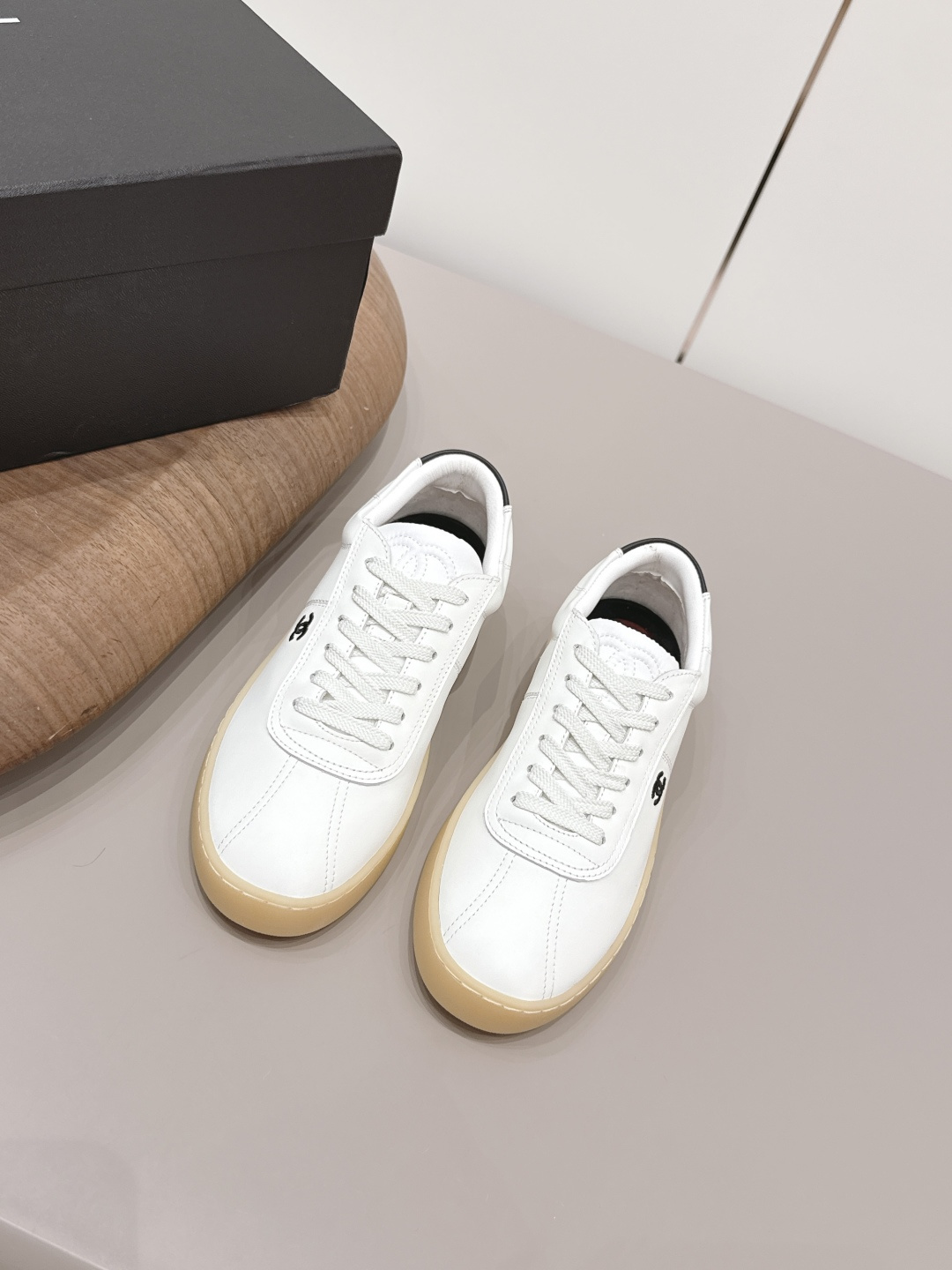 NO:873231,: 'Exclusive top version' Xiaoxiang C's 2026 vs early spring latest hot casual series... [Round-toe thick-soled casual shoes] Fairy style, the latest color matching is amazing, irresistible, the latest biscuit shoes are currently super popular colorful casual shoes, the Internet celebrity Xiaohongshu is crazy about hot recommendations, on sale, the silly and cute style brings a bit of retro flavor!  Special shape, very recognizable, slim and long legs, absolutely powerful, very comfortable to wear, good appearance, comfortable, and taller. I must recommend it to everyone, the main feature of this year's series, minimalist style... Fabric: Original customized cowhide Lining: Original customized sheepskin Foot pads: Original customized injection molding Outsole: Original open-molded TPU molded bottom Size: 35-39 (40. Customization is not returnable) Packaging: Original full set of packaging  Color: official website updated simultaneously, casual shoes/sports shoes, chanel, sneakers, cowhide, sheepskin19860909: 《独家顶级版本》  小香C家2026vs早春最新火爆休闲系列…【圆头厚底休闲鞋】  仙女款,最新的拼色绝了,无法抗拒,最新饼干鞋目前超级流行的彩色休闲鞋,网红明星小红书狂追热推 发售蠢萌可爱的造型带了点复古味！ 造型特殊,很有辨识度, 显瘦显腿长,绝对实力派,穿上也很舒服,高颜值 舒适,增高 一定要推荐给大家,今年系列的主打, 极简的风格…… 面料: 原版定制牛皮 内里: 原版定制羊皮 垫脚: 原版定制注塑成型 大底: 原版开模TPU成型底 码数: 35-39（40.定制不退换） 包装:原版全套包装 颜色:官网同步更新,休闲鞋/运动鞋,chanel,sneakers,cowhide,sheepskin,Women's Shoes