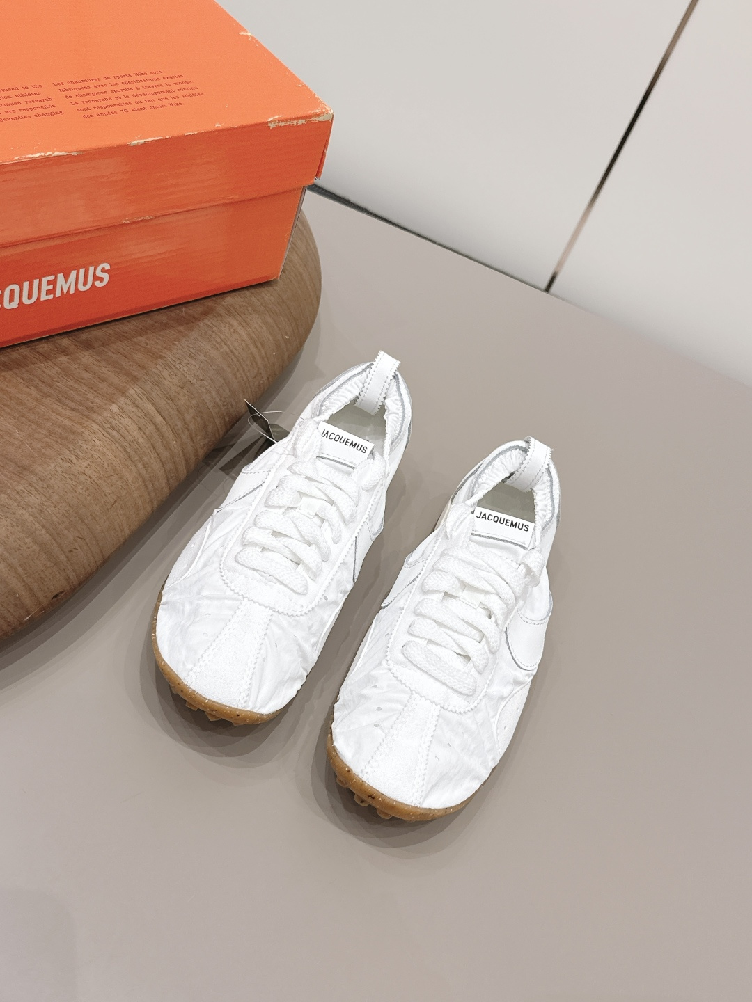 NO:873209,: 'Exclusive top version' Jacquemus niche 26 vs early spring's latest popular casual series... [Round-toe color-blocking casual shoes] Jacquemus is designed by designer Edgardo  Osorio is a shoe brand founded in Florence, Italy. Although it has not been established for a long time, it has won the public's attention with its traditional Italian high-end craftsmanship and luxurious styling. Jacquemus's studio is located in the Buondelmonti Palace in Florence, Italy. It mixes exquisite European, modern American and Latin style features, showing the perfect balance of modern design, and exquisite craftsmanship to create comfortable and easy-to-wear shoes for women. Original custom-made cowhide/down cloth, original custom-made sheepskin lining, original custom-made sheepskin outsole, original open-molded TPU molded sole  Bottom thickness 3cm, size 35-39 (40. customized), original full set of packaging, colors updated simultaneously on the official website, casual shoes/sports shoes, sneakers, down jacket, sheepskin19860909: 《独家顶级版本》 Jacquemus小众26vs早春最新爆款休闲系列……【圆头拼色休闲鞋】 Jacquemus由设计师Edgardo Osorio在意大利佛罗伦萨创办的鞋履品牌,虽然创立时间不长,但却以其意大利传统的高级工艺和奢华造型赢得大众得目光.Jacquemus的工作室位于意大利佛罗伦萨Buondelmonti宫殿,混合精致欧洲、现代美式以及拉丁风情特色,展现着现代设计的完美平衡,精致的工艺为女性打造舒适易穿戴的鞋履 面料原版定制牛猄/羽绒布 内里原版定制羊皮 垫脚原版定制羊皮 大底原版开模TPU成型底 底厚3cm 码数35-39（40.定制） 包装原版全套包装 颜色官网同步更新,休闲鞋/运动鞋,sneakers,down jacket,sheepskin,Women's Shoes
