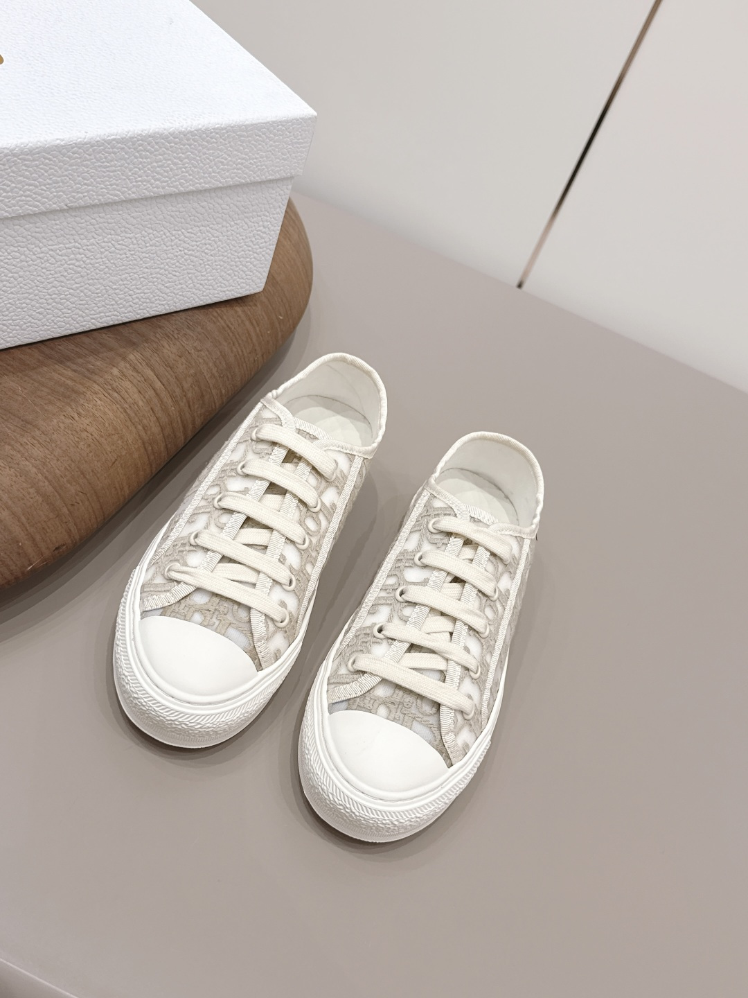 NO:873328,: 'Exclusive top version' D*ior2026vs hot spring and summer casual series... [Round-toe thick-soled casual shoes] This D*ior Star sneaker continues the timeless silhouette and is carefully made of white cow leather, so it will be particularly comfortable on the foot. It is decorated with tonal suede panels and metal stars to decorate the shoelace eyelets, which enhances the style. The style is light and matches 'Christian  D*ior' logo thin sole, suitable for all seasons, can be matched with all kinds of casual styles, adding the finishing touch, classic and super durable... Fabric: Original customized breathable mesh/electric embroidery jacquard Lining: Original customized breathable mesh Foot: Original customized breathable mesh Outsole: Original molded TPU foam outsole Packaging: Original full set of packaging Code number: 35-39 (40.41 customization is not returnable)  Color: Official website updated simultaneously, casual shoes/sports shoes, sneakers, cowhide19860909: 《独家顶级版本》 D*ior2026vs春夏爆款休闲系列……【圆头厚底休闲鞋】 这款D*ior Star运动鞋延续经久不衰的轮廓,采用白色牛皮革精心制作,所以上脚会特别的舒服,饰以同色调绒面革镶片金属星星装饰鞋带孔眼,提升格调,款式轻盈搭配“Christian D*ior”标志薄鞋底,四季皆宜,可与各式休闲造型搭配,增添点睛之笔,经典超耐看…… 面料: 原版定制透气网/电绣提花 内里: 原版定制透气网 垫脚: 原版定制透气网 大底: 原版开模TPU发泡大底 包装: 原版全套包装 码数: 35-39（40.41定制不退换） 颜色:官网同步更新,休闲鞋/运动鞋,sneakers,cowhide,Women's Shoes