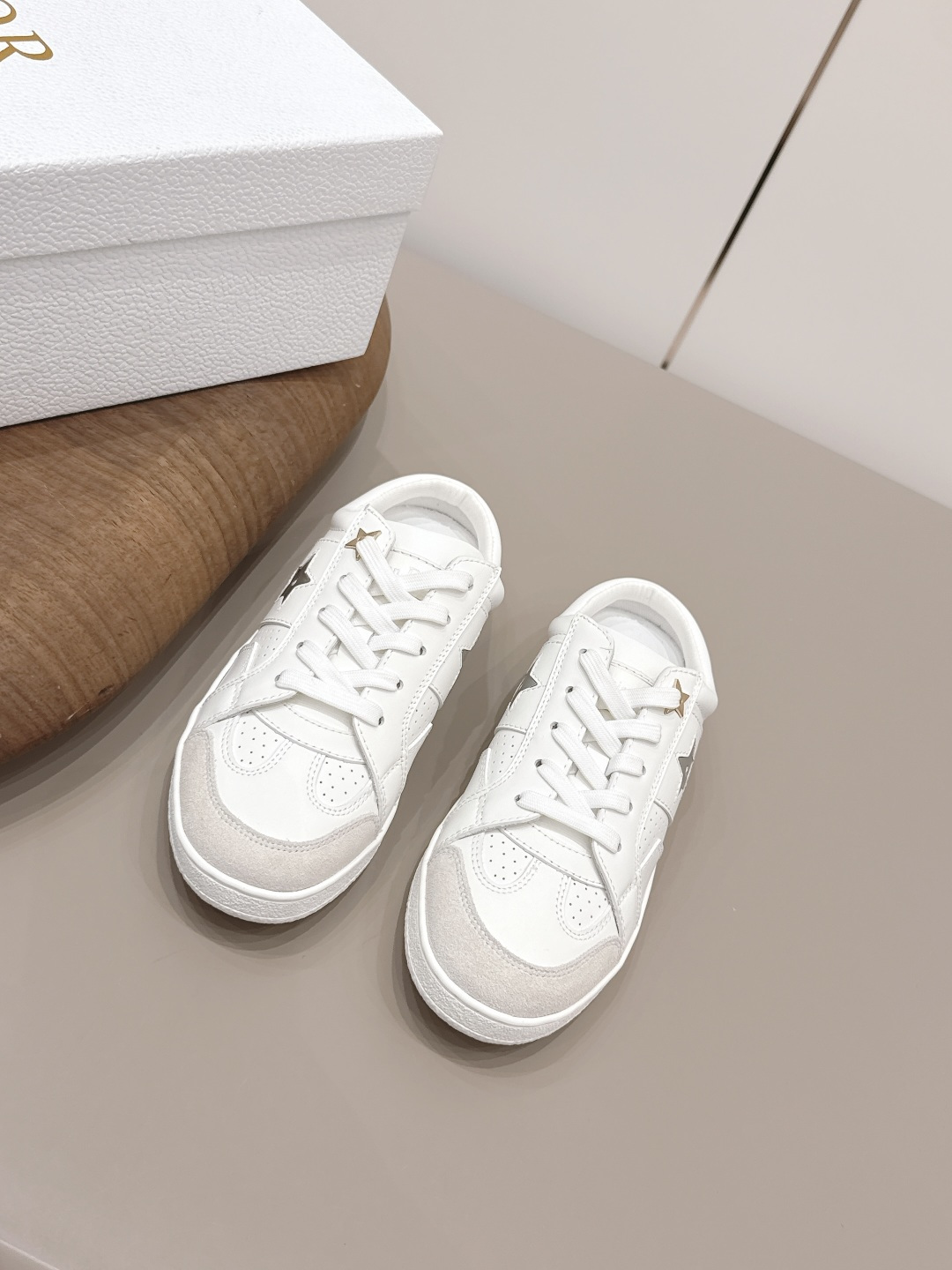 NO:873318,: 'Exclusive top version' D*ior2026vs spring and summer hot casual series... [Pentagram casual shoes] This D*ior Star sneaker continues the timeless silhouette and is carefully made of white cow leather, so it will be particularly comfortable on the foot. It is decorated with tonal suede panels and metal stars to decorate the shoelace eyelets, which enhances the style. The style is light and matches 'Christian  D*ior' logo thin sole, suitable for all seasons, can be matched with all kinds of casual styles, adding a finishing touch, classic and super durable... Fabric: Original customized cowhide Lining: Original customized breathable mesh Foot pads: Original customized breathable mesh Outsole: Original molded TPU foam outsole Packaging: Original full set of packaging Code number: 35-39 (40.41 customization is not returnable)  Color: Official website updated simultaneously, casual shoes/sports shoes, sneakers, cowhide19860909: 《独家顶级版本》 D*ior2026vs春夏爆款休闲系列……【五角星休闲鞋】 这款D*ior Star运动鞋延续经久不衰的轮廓,采用白色牛皮革精心制作,所以上脚会特别的舒服,饰以同色调绒面革镶片金属星星装饰鞋带孔眼,提升格调,款式轻盈搭配“Christian D*ior”标志薄鞋底,四季皆宜,可与各式休闲造型搭配,增添点睛之笔,经典超耐看…… 面料: 原版定制牛皮 内里: 原版定制透气网 垫脚: 原版定制透气网 大底: 原版开模TPU发泡大底 包装: 原版全套包装 码数: 35-39（40.41定制不退换） 颜色:官网同步更新,休闲鞋/运动鞋,sneakers,cowhide,Women's Shoes