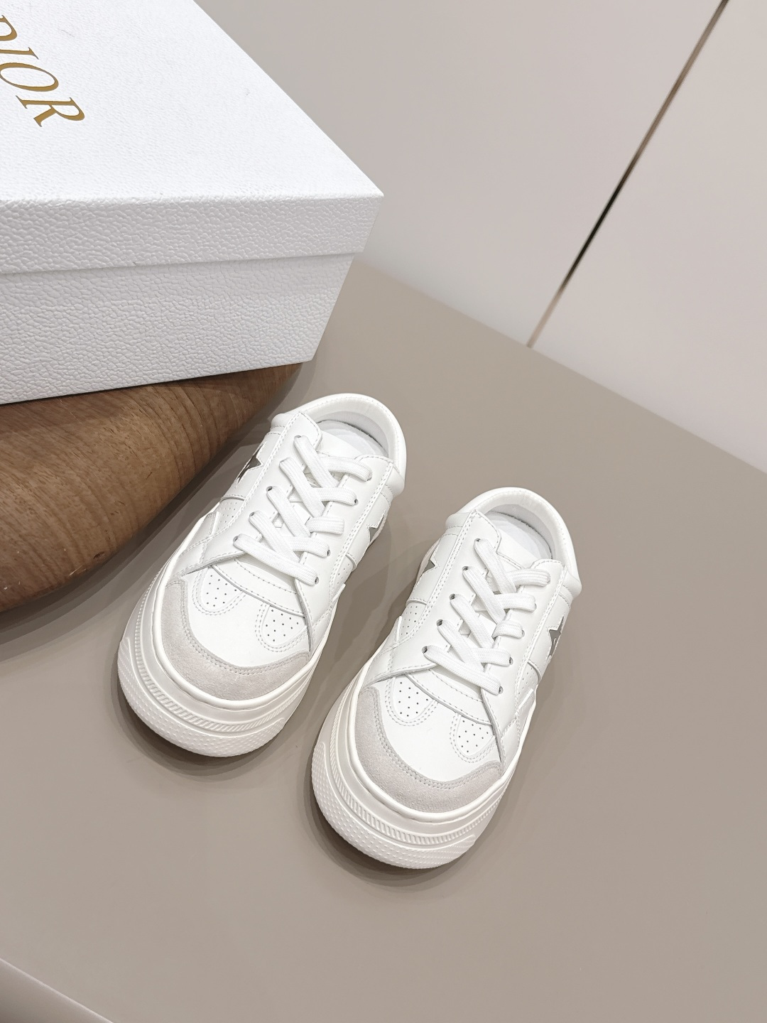 NO:873310,: 'Exclusive top version' D*ior2026vs hot spring and summer casual series... [Pentagram thick-soled casual shoes] This D*ior Star sneaker continues the timeless silhouette and is carefully made of white cow leather, so it will be particularly comfortable on the feet. It is decorated with same-tone suede panels and metal stars to decorate the shoelace eyelets, which enhances the style. The style is light and matches 'Christian  D*ior' logo thin sole, suitable for all seasons, can be matched with all kinds of casual styles, adding a finishing touch, classic and super durable... Fabric: Original customized cowhide Lining: Original customized breathable mesh Foot pads: Original customized breathable mesh Outsole: Original molded TPU foam outsole Packaging: Original full set of packaging Code number: 35-39 (40.41 customization is not returnable)  Color: Official website updated simultaneously, casual shoes/sports shoes, sneakers, cowhide19860909: 《独家顶级版本》 D*ior2026vs春夏爆款休闲系列……【五角星厚底休闲鞋】 这款D*ior Star运动鞋延续经久不衰的轮廓,采用白色牛皮革精心制作,所以上脚会特别的舒服,饰以同色调绒面革镶片金属星星装饰鞋带孔眼,提升格调,款式轻盈搭配“Christian D*ior”标志薄鞋底,四季皆宜,可与各式休闲造型搭配,增添点睛之笔,经典超耐看…… 面料: 原版定制牛皮 内里: 原版定制透气网 垫脚: 原版定制透气网 大底: 原版开模TPU发泡大底 包装: 原版全套包装 码数: 35-39（40.41定制不退换） 颜色:官网同步更新,休闲鞋/运动鞋,sneakers,cowhide,Women's Shoes