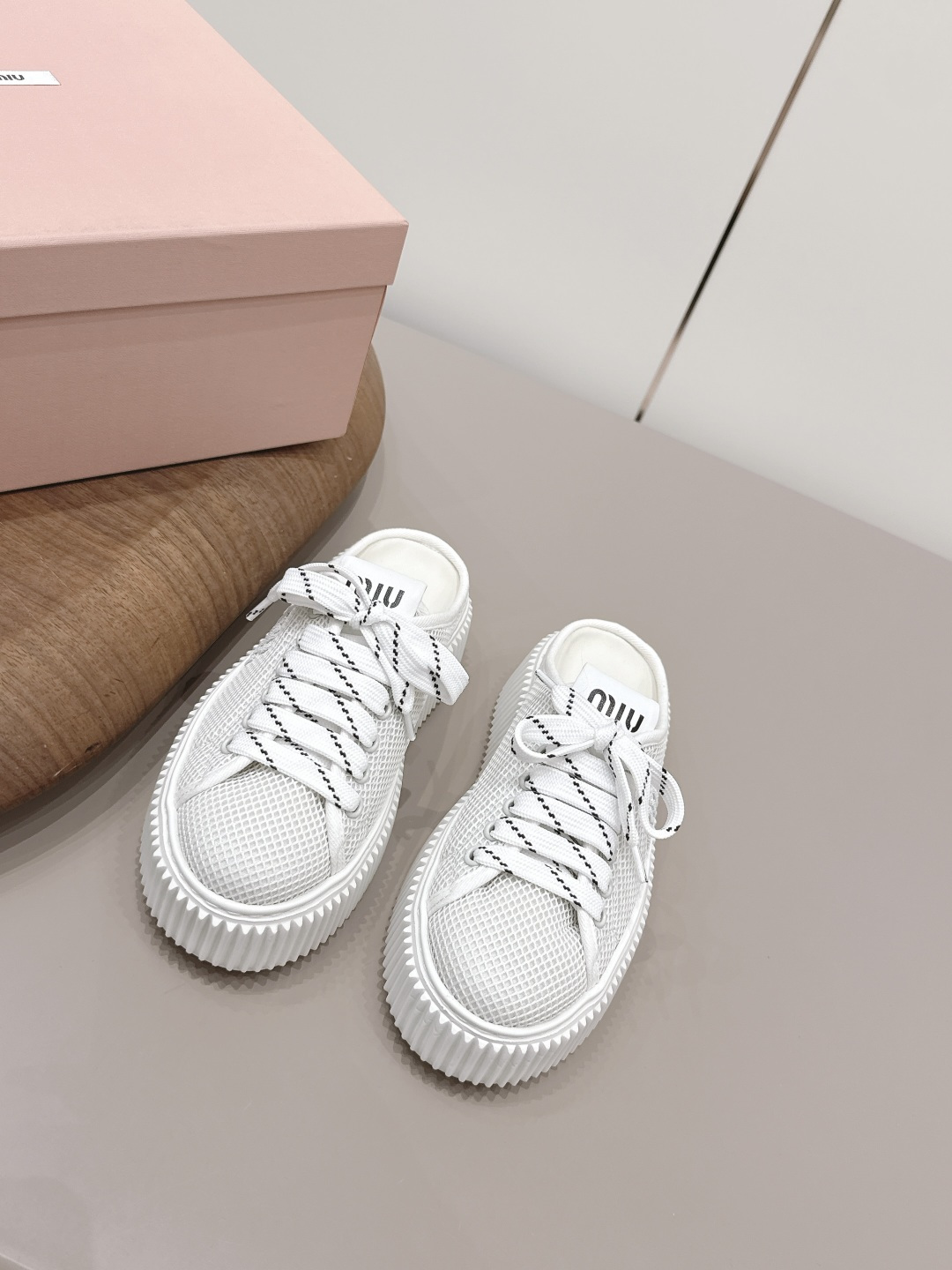 NO:873267,'Exclusive top version' Miu Miu miumiu 2026 vs early spring latest single shoe series... [Round-toe thick-soled casual shoes] miumiu's latest hot style Avant-garde and bold design, Miu Miu style is integrated into the simple lines of this thick-soled canvas sneaker. The unique logo is decorated on the tongue and back, embellished with retro design, adding iconic elements!  Thick-soled design defines avant-garde modern style. Original fabric customization technology network. Original custom-made sheepskin lining. Original custom-made sheepskin for feet. Original open-molded TPU foam molding outsole. Original full set of packaging. Number of yards: 35-39 (40. Customization is non-refundable). Colors are updated simultaneously on the official website, casual shoes/sports shoes, miumiu, sneakers, sheepskin.19860909《独家顶级版本》 缪缪miumiu2026vs早春最新单鞋鞋系列……【圆头厚底休闲鞋】  miumiu最新爆款 前卫大胆的设计,Miu Miu风格融于此款厚底帆布运动鞋的简约线条, 别致徽标饰于鞋舌与背面,点缀复古设计,平添标志性元素！厚底设计定义前卫的现代风格 面料原版定制科技网 内里原版定制羊皮 垫脚原版定制羊皮 大底原版开模TPU发泡成型底 包装原版全套包装 码数35-39（40.定制不退换） 颜色官网同步更新,休闲鞋/运动鞋,miumiu,sneakers,sheepskin,Women's Shoes