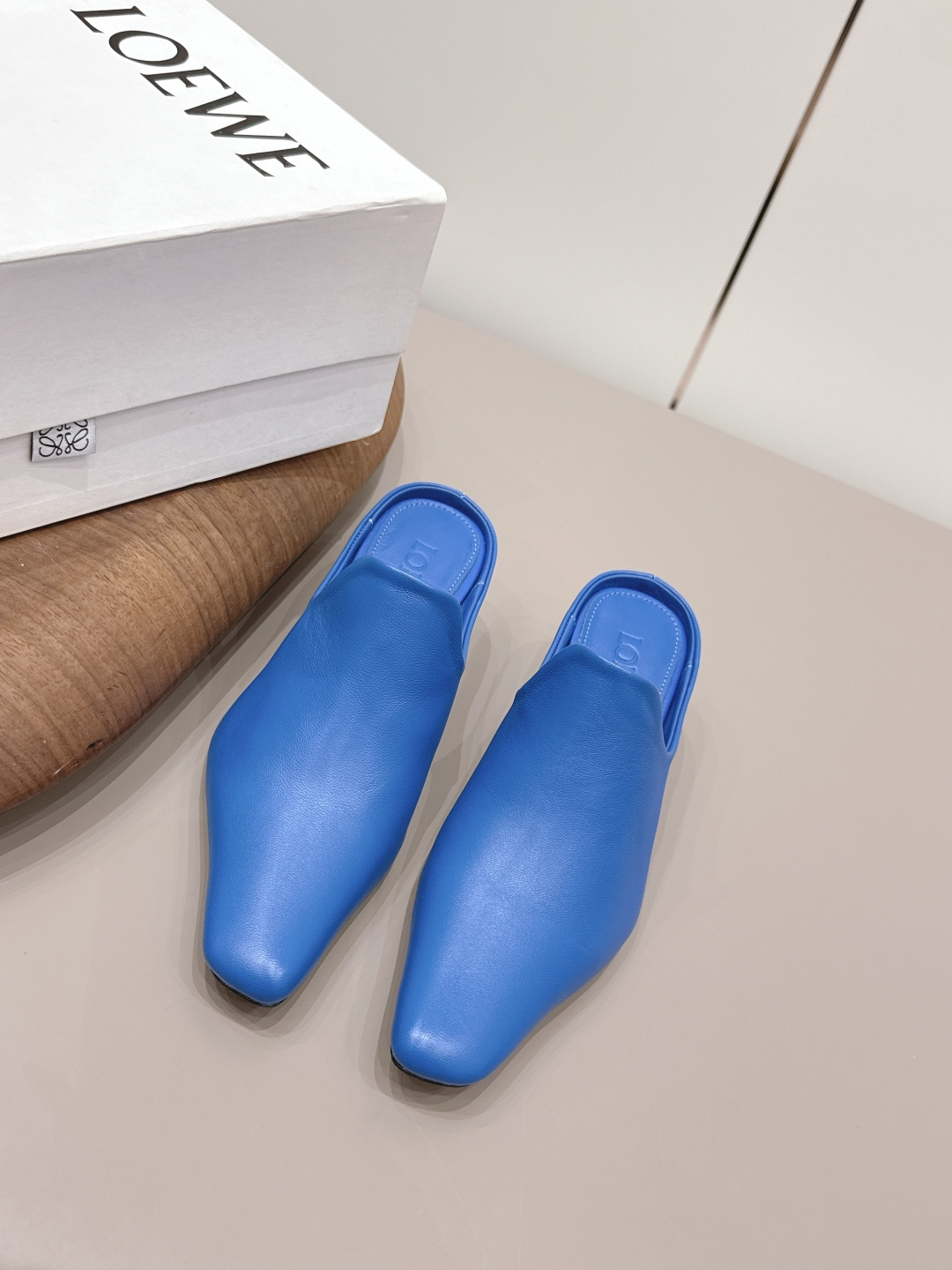 NO:873297,: 'Exclusive top version' L*OEWE Luo*Yiwei 26 vs early spring's latest king explosive single shoe series... [Pointed toe back empty shoes] Yang Mi's same style simple square and round toe pleated craft single shoes without any complicated decoration, pure and minimalist, comfortable without losing the retro literary and artistic temperament, worth buying No matter how fashion changes, loafers have always been one of our must-have items.  The simple yet thoughtful shoe design is very suitable for daily wear with a bit of British style!  Fabric original custom cowhide, lining original custom sheepskin, feet original custom cowhide, outsole original custom leather sole, heel height 5CM, code number 35-39 (40.41.42.customized), packaging: original full set of packaging, color: official website updated simultaneously, semi-high heels, loafers, high heels, cowhide, sheepskin19860909: 《独家顶级版本》  L*OEWE罗*意威26vs早春最新王炸爆款单鞋系列……【尖头后空单鞋】 杨幂同款简约方圆头折皱工艺单鞋 没有任何繁杂装饰,纯粹极简,舒服又不失复古文艺气质,值得入手 无论时尚怎么变,乐福鞋一直是咱们的必入款之一 简约而又有心机的鞋款设计,非常适合日常穿搭有点英伦风的调性！ 面料原版定制牛皮 内里原版定制羊皮 垫脚原版定制牛皮 大底原版定制真皮底 跟高5CM 码数35-39（40.41.42.定制） 包装:原版全套包装 颜色:官网同步更新,半拖高跟鞋,loafers,high heels,cowhide,sheepskin,Women's Shoes