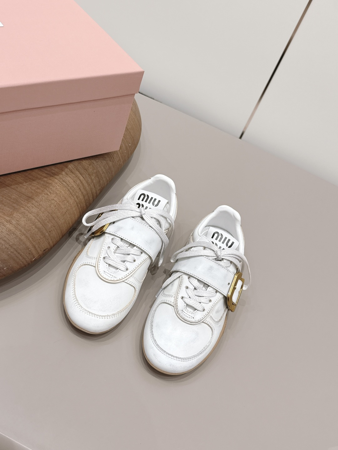 NO:873278,'Exclusive top version' Miu Miu 2026 vs early spring's latest popular casual shoe series... [Round toe horizontal strap casual shoes] Miu Miu's latest popular style Avant-garde and bold design, Miu Miu style is integrated into the simple lines of this thick-soled canvas sneaker, with unique logos on the tongue and back, embellished with retro design, adding iconic elements!  The thick sole design defines the avant-garde modern style. The fabric is original customized cowhide. The lining is original customized sheepskin. The foot pads are original customized sheepskin. The outsole is original molded TPU molded bottom. Packaging. Original full set of packaging. Number of yards: 35-39 (40. Customization is non-refundable). Colors are updated simultaneously on the official website, single shoes, miumiu, sneakers, cowhide, sheepskin.19860909《独家顶级版本》 缪缪miumiu2026vs早春最新爆款休闲鞋系列……【圆头横带休闲鞋】  miumiu最新爆款 前卫大胆的设计,Miu Miu风格融于此款厚底帆布运动鞋的简约线条, 别致徽标饰于鞋舌与背面,点缀复古设计,平添标志性元素！厚底设计定义前卫的现代风格 面料原版定制牛皮 内里原版定制羊皮 垫脚原版定制羊皮 大底原版开模TPU成型底 包装原版全套包装 码数35-39（40.定制不退换） 颜色官网同步更新,单鞋,miumiu,sneakers,cowhide,sheepskin,Women's Shoes