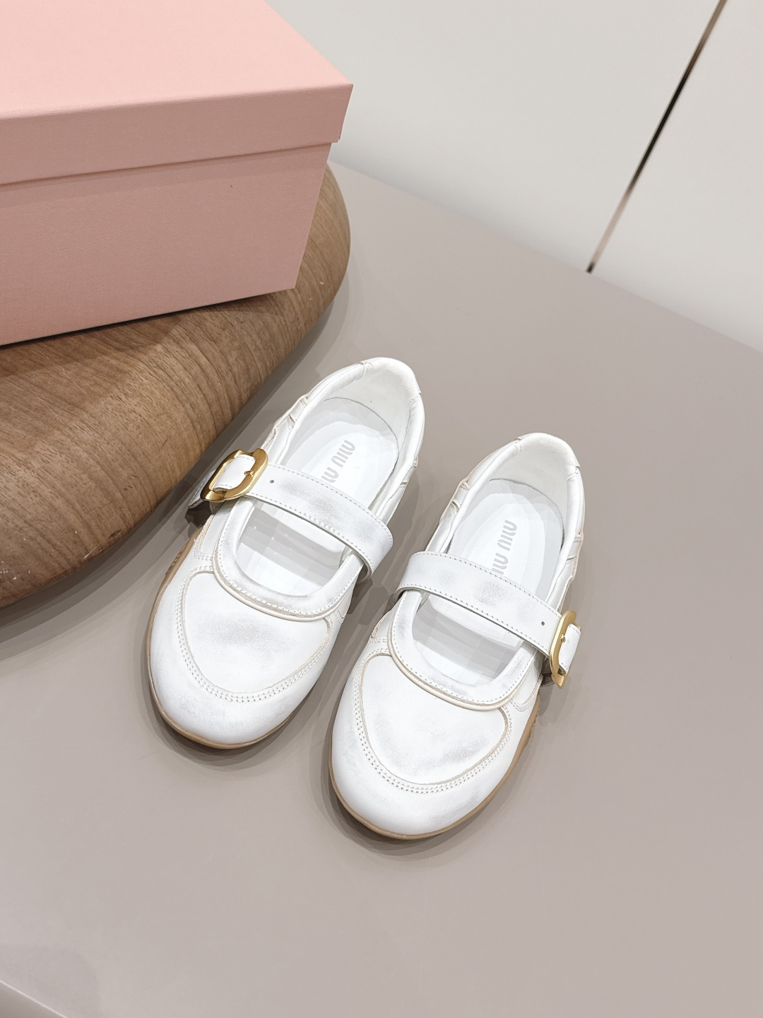 NO:873288,'Exclusive top version' Miu Miu 2026 vs early spring latest single shoe series... [Round toe horizontal strap single shoes] Miu Miu's latest hot style Avant-garde and bold design, Miu Miu style is integrated into the simple lines of this thick-soled canvas sneaker, with unique logos on the tongue and back, embellished with retro design, adding iconic elements!  The thick sole design defines the avant-garde modern style. The fabric is original customized cowhide. The lining is original customized sheepskin. The foot pads are original customized sheepskin. The outsole is original molded TPU molded bottom. Packaging. Original full set of packaging. Number of yards: 35-39 (40. Customization is non-refundable). Colors are updated simultaneously on the official website, single shoes, miumiu, sneakers, cowhide, sheepskin.19860909《独家顶级版本》 缪缪miumiu2026vs早春最新单鞋鞋系列……【圆头横带单鞋】  miumiu最新爆款 前卫大胆的设计,Miu Miu风格融于此款厚底帆布运动鞋的简约线条, 别致徽标饰于鞋舌与背面,点缀复古设计,平添标志性元素！厚底设计定义前卫的现代风格 面料原版定制牛皮 内里原版定制羊皮 垫脚原版定制羊皮 大底原版开模TPU成型底 包装原版全套包装 码数35-39（40.定制不退换） 颜色官网同步更新,单鞋,miumiu,sneakers,cowhide,sheepskin,Women's Shoes