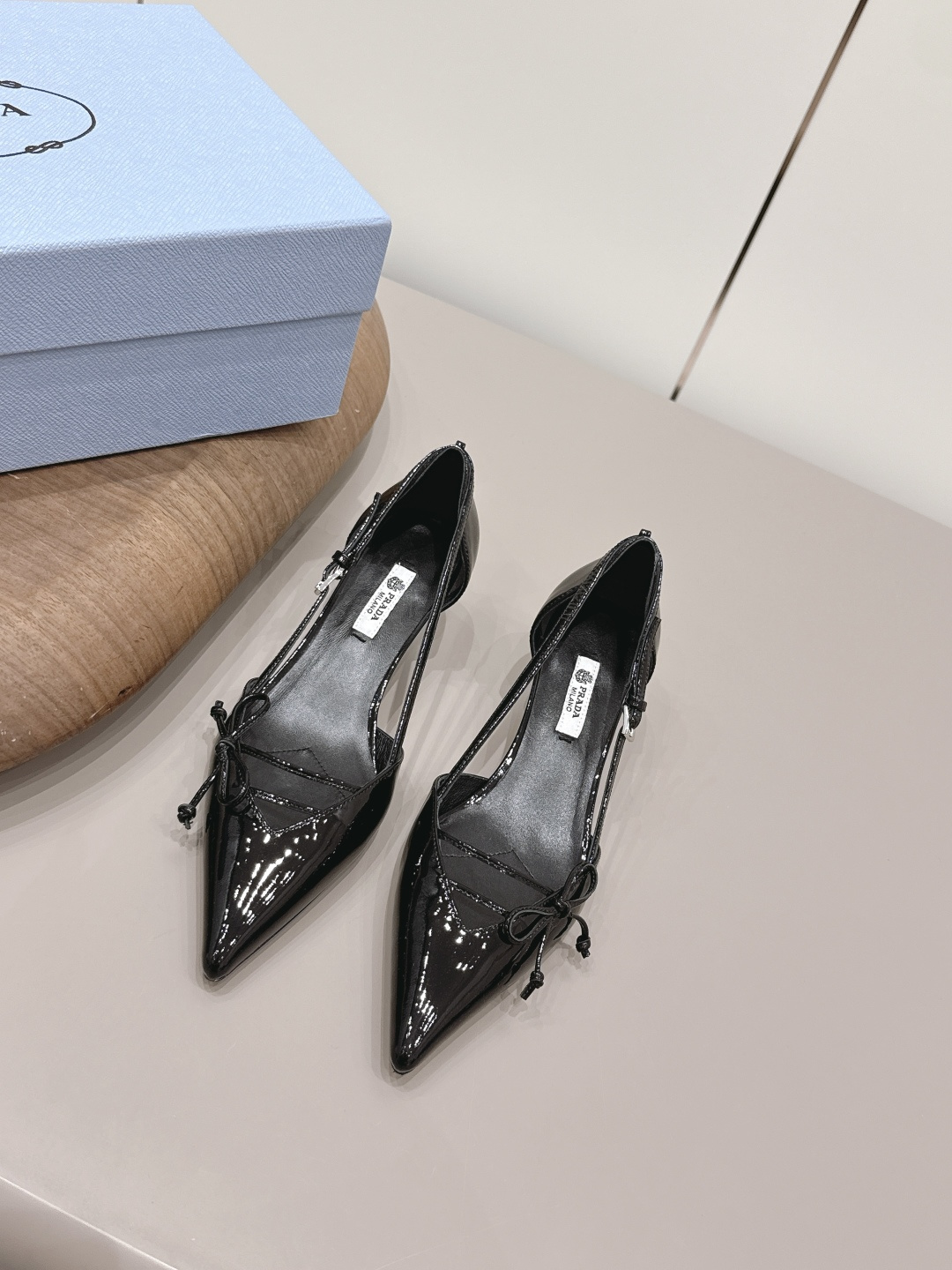 NO:873309,: 'Exclusive top version' PRA*D Pra*da 2026 vs early spring catwalk popular fashion shoes series... [Pointed bow hollow shoes]  PRADA's spring and summer T-stage catwalk show is the same style as 'Dream Never Sleeps'. Prada can use it on important occasions. The fresh style has a bit of nobility and is perfect on the feet. When worn with this shoe, it is elegant and crystal clear, regardless of the material of various accessories.  , all are exclusively customized one to one, and must be zero distance from the original version. The entire series is full of exciting and unexpected combinations of elements, different materials, textures of fabrics, and a strong artistic atmosphere, allowing you to appreciate the ever-changing style of Prada girls...  Upper: Original customized patent leather/bow-tie crafts Lining: Original customized sheepskin Foot pads: Original customized sheepskin Outsole: Original customized leather outsole Heel height: 4.5cm Packaging: Original complete package Number of yards: 35-39 (40.41. Customized non-returnable) Color: Official website updated simultaneously, high-heeled shoes, prada, prada, high heels, sheepskin, Leather soles19860909: 《独家顶级版本》 PRA*D普拉*达2026vs早春走秀爆款时装单鞋系列 ……【尖头蝴蝶结中空单鞋】 PRADA春夏T台走秀网红同款＂造梦不夜城＂,Prada能在重要场合上用得上了,小清新风带点贵气的感觉,上脚非常完美,穿搭配上此鞋,优雅大方,晶莹剔透,无论各种配件材质,都是独家一比一定制,必做到原版零距离,整个系列都充满了令人兴奋和意外的元素结合,不同的材质,肌理的面料的表现,具有极浓的艺术气息,让你领略Prada女孩的百变风格…… 鞋面: 原版定制漆皮/蝴蝶结工艺 内里: 原版定制羊皮 垫脚: 原版定制羊皮 大底: 原版定制真皮大底 跟高: 4.5cm 包装: 原版全套包装 码数: 35-39(40.41.定制不退换） 颜色:官网同步更新,高跟鞋单鞋,prada,prada,high heels,sheepskin,Leather soles,Women's Shoes