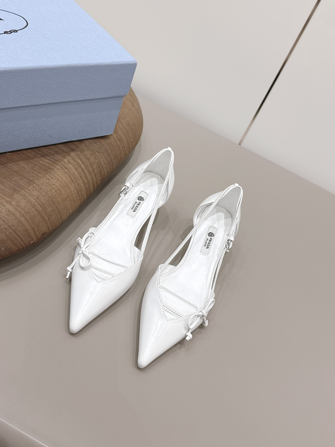 NO:873206,: 'Exclusive top version' PRA*D Pra*da 2026 vs early spring catwalk popular fashion shoes series... [Pointed bow hollow shoes]  PRADA's spring and summer T-stage catwalk show is the same style as 'Dream Never Sleeps'. Prada can use it on important occasions. The fresh style has a bit of nobility and is perfect on the feet. When worn with this shoe, it is elegant and crystal clear, regardless of the material of various accessories.  , all are exclusively customized one to one, and must be zero distance from the original version. The entire series is full of exciting and unexpected combinations of elements, different materials, textures of fabrics, and a strong artistic atmosphere, allowing you to appreciate the ever-changing style of Prada girls...  Upper: original customized sheepskin/bow knot craftsmanship Lining: original customized sheepskin Foot pads: original customized sheepskin Outsole: original customized leather outsole Heel height: 4.5cm Packaging: original full set of packaging Number of yards: 35-39 (40.41. Customized non-refundable) Color: official website updated simultaneously, high-heeled shoes, prada, prada, high heels, sheepskin, Leather soles19860909: 《独家顶级版本》 PRA*D普拉*达2026vs早春走秀爆款时装单鞋系列 ……【尖头蝴蝶结中空单鞋】 PRADA春夏T台走秀网红同款＂造梦不夜城＂,Prada能在重要场合上用得上了,小清新风带点贵气的感觉,上脚非常完美,穿搭配上此鞋,优雅大方,晶莹剔透,无论各种配件材质,都是独家一比一定制,必做到原版零距离,整个系列都充满了令人兴奋和意外的元素结合,不同的材质,肌理的面料的表现,具有极浓的艺术气息,让你领略Prada女孩的百变风格…… 鞋面: 原版定制羊皮/蝴蝶结工艺 内里: 原版定制羊皮 垫脚: 原版定制羊皮 大底: 原版定制真皮大底 跟高: 4.5cm 包装: 原版全套包装 码数: 35-39(40.41.定制不退换） 颜色:官网同步更新,高跟鞋单鞋,prada,prada,high heels,sheepskin,Leather soles,Women's Shoes