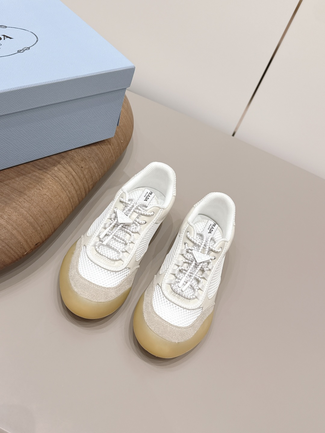 NO:873219,: Couple 'Exclusive top version' PRAD-A Pra*da 2026 vs new couple's casual shoes series... [Round-toe couple's casual shoes] Original 1:1 customization, this year's most fashionable British-style retro casual shoes with color matching straps, worn by many Internet celebrities, this shoe, cowhide color matching, injection molded letter luogo craftsmanship, very popular this year, can be worn for leisure and sports... Fabric: Original customized cowhide / cowhide / breathable mesh Inner: Original customized breathable mesh  Foot pads: Original customized sheepskin Outsole: Original open-molded TPU molded bottom Size: 35-44 (41 for women and 45 for men. Customization is non-returnable) Packaging: Original full set of packaging Color: Official website updated simultaneously, casual shoes/sports shoes, prada, prada, sneakers, cowhide, sheepskin19860909: 情侣《独家顶级版本》  PRAD-A普拉*达2026vs新款情侣休闲鞋系列……【圆头情侣休闲鞋】 原版1:1定制,今年最潮的拼色绑带英伦风复古休闲鞋,众多网红上脚,这款鞋,牛皮拼色,注塑字母luogo工艺,今年非常爆,穿上休闲运动两不失误…… 面料: 原版定制牛皮/牛猄/透气网 内里: 原版定制透气网 垫脚: 原版定制羊皮 大底: 原版开模TPU成型底 码数: 35-44（女41.男45.定制不退换） 包装:原版全套包装 颜色:官网同步更新,休闲鞋/运动鞋,prada,prada,sneakers,cowhide,sheepskin,Women's Shoes