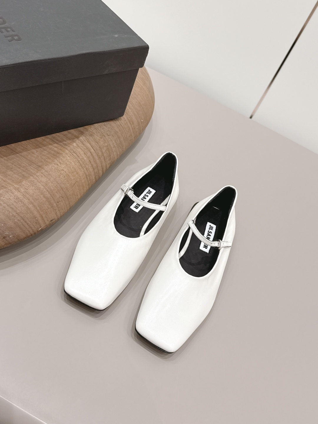NO:873266,: [Exclusive top version] JIL SANDER 26vs spring and summer fashion new shoe series... [Square-toe flat shoes] A must-have style that fashionistas must not miss, without any complicated decoration, excellent vintage texture, pure and minimalist, neat and poetic, super versatile and easy to dress up... Fabric: Original customized sheepskin/horizontal belt craftsmanship Lining: original customized sheepskin Foot pads: original customized sheepskin Outsole:  Original customized genuine leather outsole Size: 35-39 (40. Customization is non-refundable) Packaging: Original full set of packaging Color: Official simultaneous update, single shoes, jil sander, jil sander, sheepskin, Leather soles19860909:【独家顶级版本】 JIL SANDER吉尔桑达26vs春夏时装新款单鞋系列…【方头平底单鞋】 时髦精绝对不能错过的必入款,没有任何繁杂装饰,质感极好的vintage感,纯粹和极简做得利落又诗意 超级百搭不易装款…… 面料: 原版定制羊皮/横带工艺 内里: 原版定制羊皮 垫脚: 原版定制羊皮 大底: 原版定制真皮大底 码数: 35-39（40.定制不退换） 包装: 原版全套包装 颜色: 官方同步更新,单鞋,jil sander,jil sander,sheepskin,Leather soles,Women's Shoes