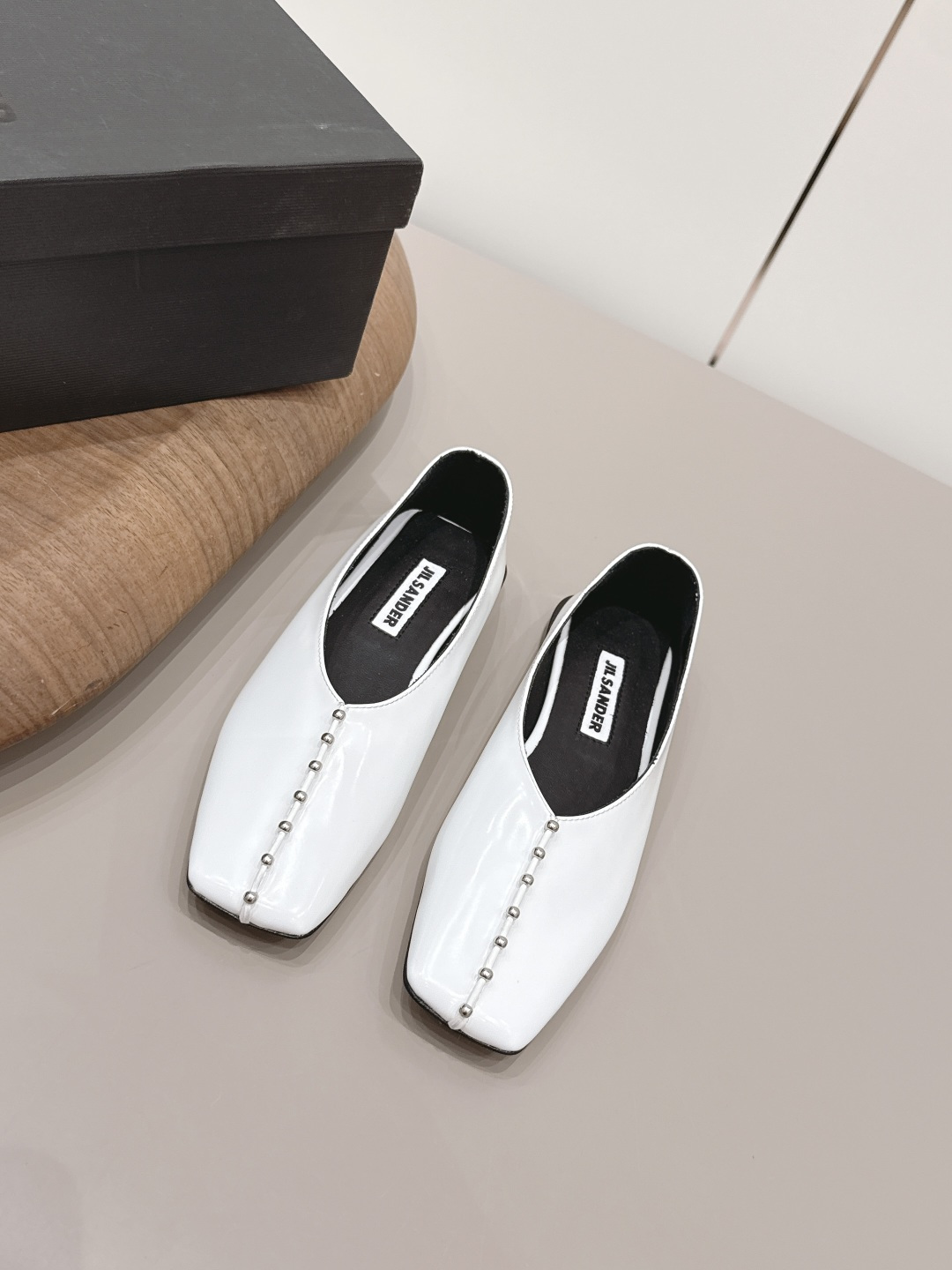 NO:873253,: [Exclusive top version] JIL SANDER 26vs spring and summer fashion new shoe series... [Square-toe flat shoes] A must-have style that fashionistas must not miss, without any complicated decoration, excellent vintage texture, pure and minimalist, neat and poetic, super versatile and easy to dress up... Fabric: Original customized sheepskin/willow nail technology Lining: Original customized sheepskin Foot pads: Original customized sheepskin Outsole:  Original customized genuine leather outsole Size: 35-39 (40. Customization is non-refundable) Packaging: Original full set of packaging Color: Official simultaneous update, single shoes, jil sander, jil sander, sheepskin, Leather soles19860909:【独家顶级版本】 JIL SANDER吉尔桑达26vs春夏时装新款单鞋系列…【方头平底单鞋】 时髦精绝对不能错过的必入款,没有任何繁杂装饰,质感极好的vintage感,纯粹和极简做得利落又诗意 超级百搭不易装款…… 面料: 原版定制羊皮/柳钉工艺 内里: 原版定制羊皮 垫脚: 原版定制羊皮 大底: 原版定制真皮大底 码数: 35-39（40.定制不退换） 包装: 原版全套包装 颜色: 官方同步更新,单鞋,jil sander,jil sander,sheepskin,Leather soles,Women's Shoes