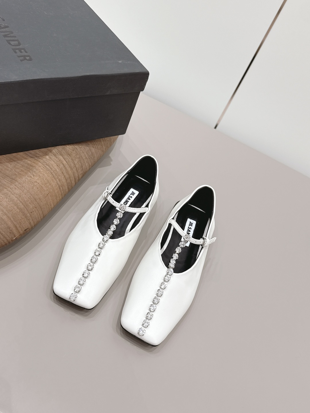NO:873242,: [Exclusive top version] JIL SANDER 26vs spring and summer fashion new shoe series... [Square-toe flat shoes] A must-have style that fashionistas must not miss, without any complicated decoration, excellent vintage texture, pure and minimalist, neat and poetic, super versatile and easy to dress up... Fabric: Original customized sheepskin/diamond chain process Lining: Original customized sheepskin Foot pads: Original customized sheepskin Outsole:  Original customized genuine leather outsole Size: 35-39 (40. Customization is non-refundable) Packaging: Original full set of packaging Color: Official simultaneous update, single shoes, jil sander, jil sander, sheepskin, Leather soles19860909:【独家顶级版本】 JIL SANDER吉尔桑达26vs春夏时装新款单鞋系列…【方头平底单鞋】 时髦精绝对不能错过的必入款,没有任何繁杂装饰,质感极好的vintage感,纯粹和极简做得利落又诗意 超级百搭不易装款…… 面料: 原版定制羊皮/钻链工艺 内里: 原版定制羊皮 垫脚: 原版定制羊皮 大底: 原版定制真皮大底 码数: 35-39（40.定制不退换） 包装: 原版全套包装 颜色: 官方同步更新,单鞋,jil sander,jil sander,sheepskin,Leather soles,Women's Shoes
