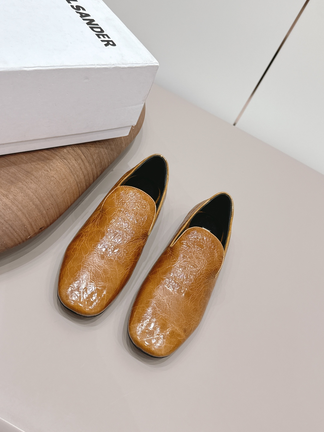 NO:873300,: [Exclusive top version] JIL SANDER 26vs spring and summer fashion new shoe series... [Round-toe flat shoes] A must-have item that fashionistas must not miss, without any complicated decoration, excellent vintage texture, pure and minimalist, neat and poetic, super versatile and easy to dress... Fabric: Original customized sheepskin Lining: Original customized sheepskin Foot: Original customized sheepskin Outsole: Original customized leather outsole  Size: 35-39 (40.41. Customization is non-refundable) Packaging: Original full set of packaging Color: Official simultaneous update, single shoes, jil sander, jil sander, sheepskin, Leather soles19860909:【独家顶级版本】 JIL SANDER吉尔桑达26vs春夏时装新款单鞋系列…【圆头平底单鞋】 时髦精绝对不能错过的必入款,没有任何繁杂装饰,质感极好的vintage感,纯粹和极简做得利落又诗意 超级百搭不易装款…… 面料: 原版定制羊皮 内里: 原版定制羊皮 垫脚: 原版定制羊皮 大底: 原版定制真皮大底 码数: 35-39（40.41.定制不退换） 包装: 原版全套包装 颜色: 官方同步更新,单鞋,jil sander,jil sander,sheepskin,Leather soles,Women's Shoes