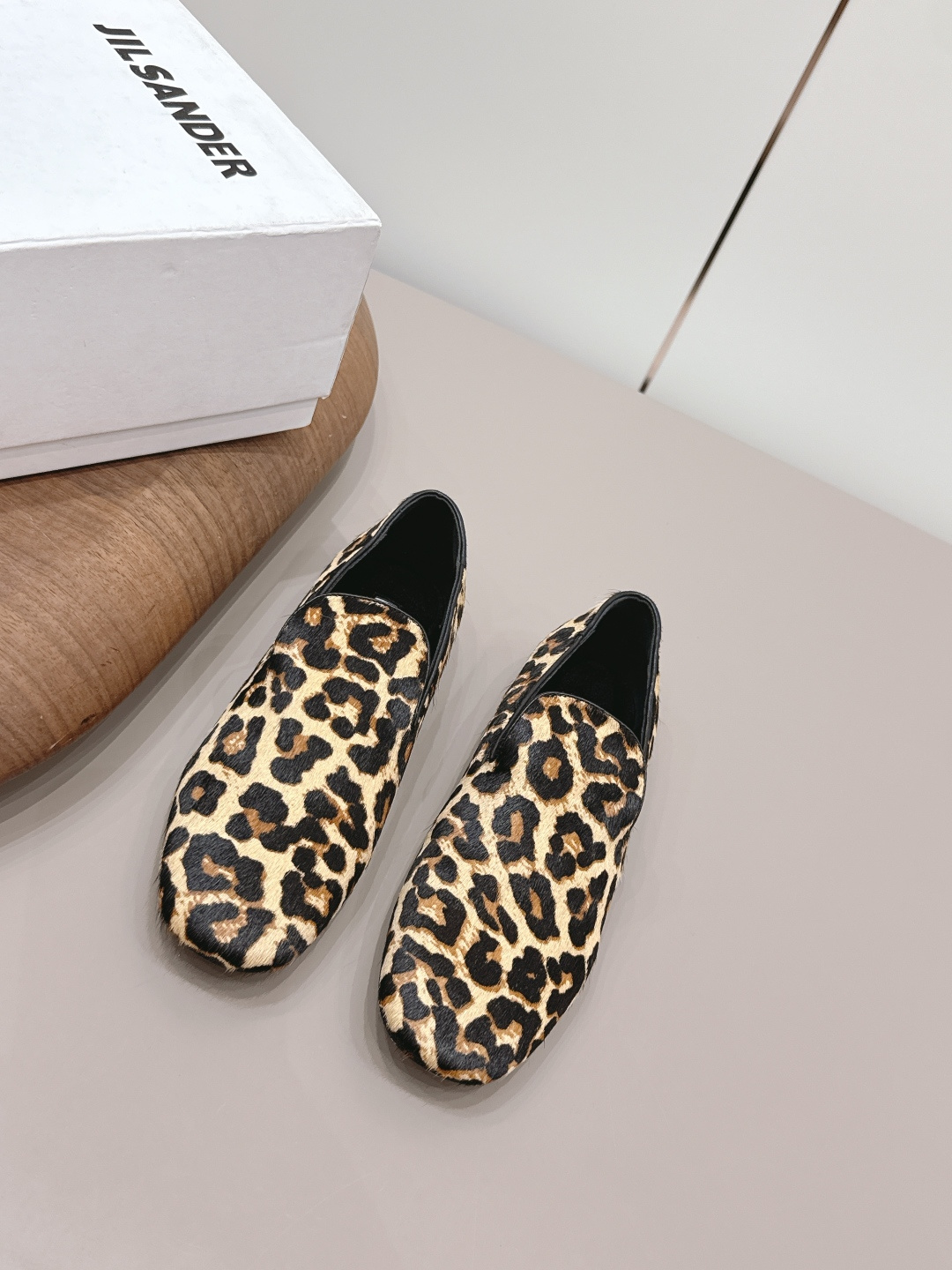 NO:873311,: [Exclusive top version] JIL SANDER 26vs spring and summer fashion new shoe series... [Round-toe flat shoes] A must-have style that fashionistas must not miss, without any complicated decoration, excellent vintage texture, pure and minimalist, neat and poetic, super versatile and easy to dress up... Fabric: Original customized horsehair Lining: Original customized sheepskin Foot: Original customized sheepskin Outsole: Original customized leather outsole  Size: 35-39 (40.41. Customization is non-refundable) Packaging: Original full set of packaging Color: Official simultaneous update, single shoes, jil sander, jil sander, sheepskin, Leather soles19860909:【独家顶级版本】 JIL SANDER吉尔桑达26vs春夏时装新款单鞋系列…【圆头平底单鞋】 时髦精绝对不能错过的必入款,没有任何繁杂装饰,质感极好的vintage感,纯粹和极简做得利落又诗意 超级百搭不易装款…… 面料: 原版定制马毛 内里: 原版定制羊皮 垫脚: 原版定制羊皮 大底: 原版定制真皮大底 码数: 35-39（40.41.定制不退换） 包装: 原版全套包装 颜色: 官方同步更新,单鞋,jil sander,jil sander,sheepskin,Leather soles,Women's Shoes