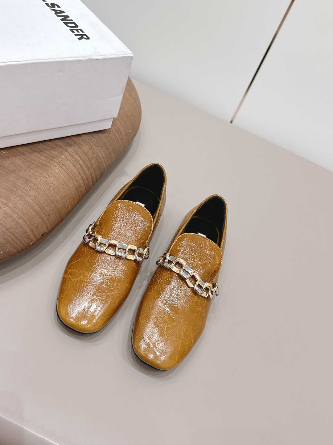 NO:873277,: [Exclusive top version] JIL SANDER 26vs spring and summer fashion new shoe series...[Round-toe flat shoes] A must-have style that fashionistas must not miss, without any complicated decoration, excellent vintage texture, pure and minimalist, neat and poetic, super versatile and easy to dress up... Fabric: Original custom sheepskin/chain crafts Lining: Original custom sheepskin Foot pads: Original custom sheepskin Outsole:  Original customized genuine leather outsole Size: 35-39 (40.41. Customization is non-refundable) Packaging: Original full set of packaging Color: Official simultaneous update, single shoes, jil sander, jil sander, sheepskin, Leather soles19860909:【独家顶级版本】 JIL SANDER吉尔桑达26vs春夏时装新款单鞋系列…【圆头平底单鞋】 时髦精绝对不能错过的必入款,没有任何繁杂装饰,质感极好的vintage感,纯粹和极简做得利落又诗意 超级百搭不易装款…… 面料: 原版定制羊皮/链条工艺 内里: 原版定制羊皮 垫脚: 原版定制羊皮 大底: 原版定制真皮大底 码数: 35-39（40.41.定制不退换） 包装: 原版全套包装 颜色: 官方同步更新,单鞋,jil sander,jil sander,sheepskin,Leather soles,Women's Shoes