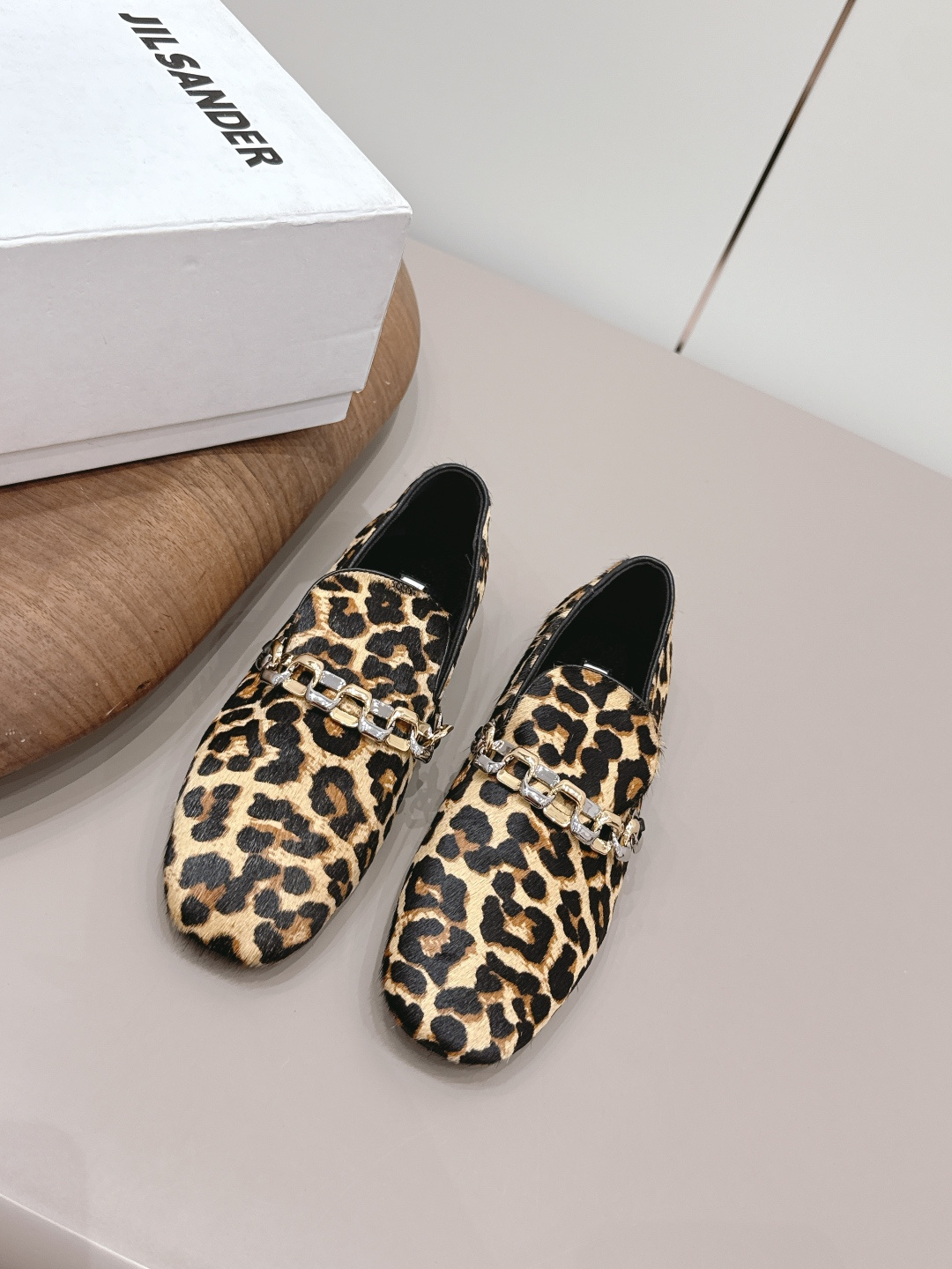 NO:873289,: [Exclusive top version] JIL SANDER 26vs spring and summer fashion new shoe series...[Round-toe flat shoes] A must-have item that fashionistas must not miss, without any complicated decoration, excellent vintage texture, pure and minimalist, neat and poetic, super versatile and easy to dress up... Fabric: Original custom horsehair/chain crafts Lining: Original custom sheepskin Foot pads: Original custom sheepskin Outsole:  Original customized genuine leather outsole Size: 35-39 (40.41. Customization is non-refundable) Packaging: Original full set of packaging Color: Official simultaneous update, single shoes, jil sander, jil sander, sheepskin, Leather soles19860909:【独家顶级版本】 JIL SANDER吉尔桑达26vs春夏时装新款单鞋系列…【圆头平底单鞋】 时髦精绝对不能错过的必入款,没有任何繁杂装饰,质感极好的vintage感,纯粹和极简做得利落又诗意 超级百搭不易装款…… 面料: 原版定制马毛/链条工艺 内里: 原版定制羊皮 垫脚: 原版定制羊皮 大底: 原版定制真皮大底 码数: 35-39（40.41.定制不退换） 包装: 原版全套包装 颜色: 官方同步更新,单鞋,jil sander,jil sander,sheepskin,Leather soles,Women's Shoes