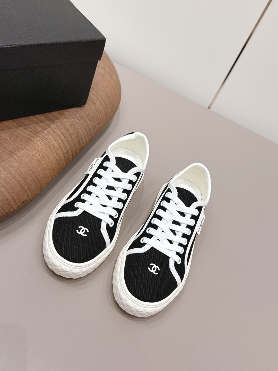 NO:873255,: 'Exclusive top version' Xiaoxiang C's 2026 vs early spring latest hot casual series... [Round-toe color-blocking casual shoes] Fairy style, the latest color-blocking is amazing, irresistible, the latest biscuit shoes are currently super popular color casual shoes, the Internet celebrity Xiaohongshu is crazy about hot recommendations, and the silly and cute style has a retro flavor!  Special shape, very recognizable, slim and long legs, absolutely powerful, very comfortable to wear, good appearance, comfortable, and heightening. I must recommend it to everyone, the main feature of this year's series, minimalist style... Fabric: Original customized military canvas Lining: Original customized muslin Foot: Original customized cowhide Outsole: Original open-molded TPU molded bottom Size: 35-39 (40.41. Customization is not returnable)  Packaging: original full set of packaging Color: official website updated simultaneously, casual shoes/sports shoes, chanel, sneakers, cowhide19860909: 《独家顶级版本》  小香C家2026vs早春最新火爆休闲系列…【圆头拼色休闲鞋】  仙女款,最新的拼色绝了,无法抗拒,最新饼干鞋目前超级流行的彩色休闲鞋,网红明星小红书狂追热推 发售蠢萌可爱的造型带了点复古味！ 造型特殊,很有辨识度, 显瘦显腿长,绝对实力派,穿上也很舒服,高颜值 舒适,增高 一定要推荐给大家,今年系列的主打, 极简的风格…… 面料: 原版定制军工帆布 内里: 原版定制细布 垫脚: 原版定制牛皮 大底: 原版开模TPU成型底 码数: 35-39（40.41.定制不退换） 包装:原版全套包装 颜色:官网同步更新,休闲鞋/运动鞋,chanel,sneakers,cowhide,Women's Shoes