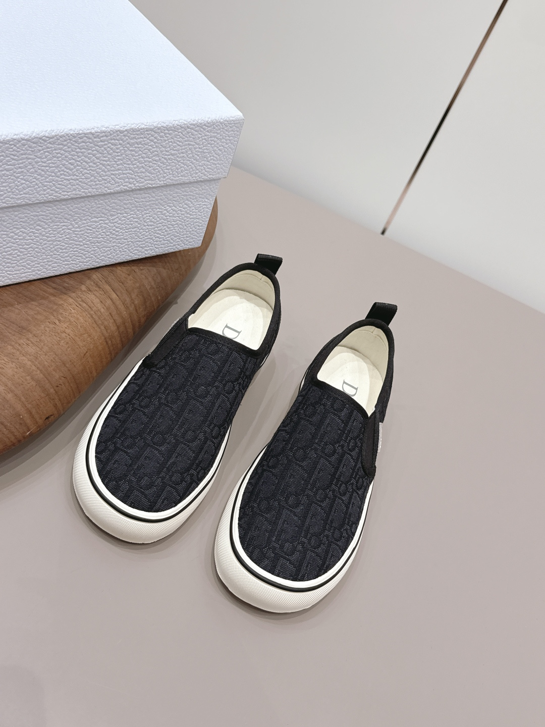 NO:873084,: Men and women's 'Exclusive top version' D*IOR Dior's classic casual popular series... [Couple's round-toe thick-soled casual shoes] Based on the classic sneaker version, adding deconstructed element design. The classic brand digital logo is perfectly presented on the tail of the shoe. The circle surrounds the '23' logo on the shoe line. The original custom cowhide mesh embroidered letter craft is full of fun and shows the fashionable design of Margiela. It will be at its peak when it is launched. The upper foot is the king... Fabric Original customized technical fabric  Original customized high-density muslin lining, original customized injection molding for feet, original open molded outsole, code number 35-44 (41 for women, 45 for men. Customized, non-returnable), original full set of packaging, color updated simultaneously on the official website, casual shoes/sports shoes, masion margiela, sneakers, cowhide19860909: 女男《独家顶级版本》  D*IOR迪*奥经典休闲爆款系列……【情侣圆头厚底休闲鞋】 以经典球鞋的版型为基础 加入解构元素设计 经典品牌数字logo在鞋尾完美呈现 圆圈围绕鞋履线“23”标志, 原版定制牛皮网刺绣字母工艺,玩味十足,尽显马吉拉时髦设计感,上市即巅峰 上脚即王者… 面料原版定制科技布料 内里原版定制高密度细布 垫脚原版定制注塑成型 大底原版开模组合底 码数35-44（女41.男45.定制不退换） 包装原版全套包装 颜色官网同步更新,休闲鞋/运动鞋,masion margiela,sneakers,cowhide,Women's Shoes