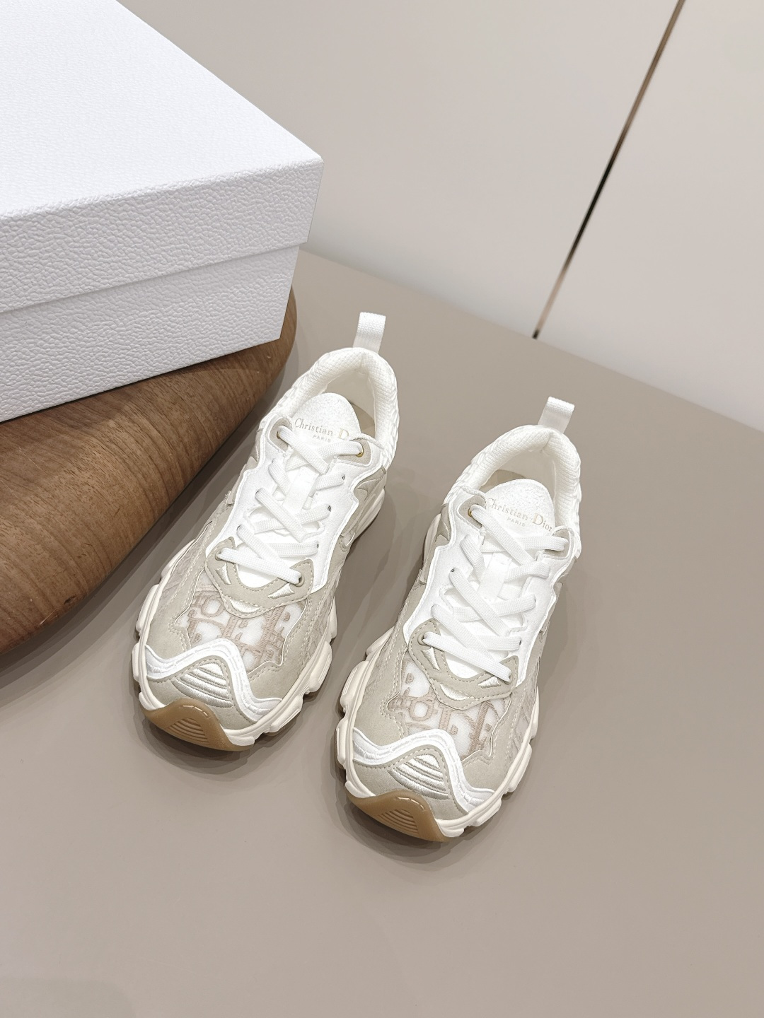 NO:873121,: 'Exclusive top version' D*IOR Dior ~ 26vs early spring new color casual hot series... [Color-blocked thick-soled casual shoes] Based on the classic sneaker version, adding deconstructed elements to the design. The classic brand digital logo is perfectly presented on the tail of the shoe. The circle surrounds the '23' logo on the shoe line, and the original customized cowhide mesh embroidery letter craft is full of playfulness, showing the fashionable design of Margiela. It will be the top when it is launched. Fabric:  Original customized cowhide/technical fabric Lining: Original customized breathable mesh Feet: Original customized breathable mesh Outsole: Original open-mold TPU suction molding bottom Size: 35-39 (40.41. Customized non-returnable) Packaging: Original full set of packaging Color: Official website updated simultaneously, dad shoes, masion margiela, cowhide19860909: 《独家顶级版本》  D*IOR迪*奥～26vs早春新色休闲爆款系列……【拼色厚底休闲鞋】 以经典球鞋的版型为基础 加入解构元素设计 经典品牌数字logo在鞋尾完美呈现 圆圈围绕鞋履线“23”标志, 原版定制牛皮网刺绣字母工艺,玩味十足,尽显马吉拉时髦设计感,上市即巅峰 上脚即王者 面料: 原版定制牛皮/科技布料 内里: 原版定制透气网 垫脚: 原版定制透气网 大底: 原版开模TPU吸模成型底 码数: 35-39（40.41.定制不退换） 包装: 原版全套包装 颜色:官网同步更新,老爹鞋,masion margiela,cowhide,Women's Shoes