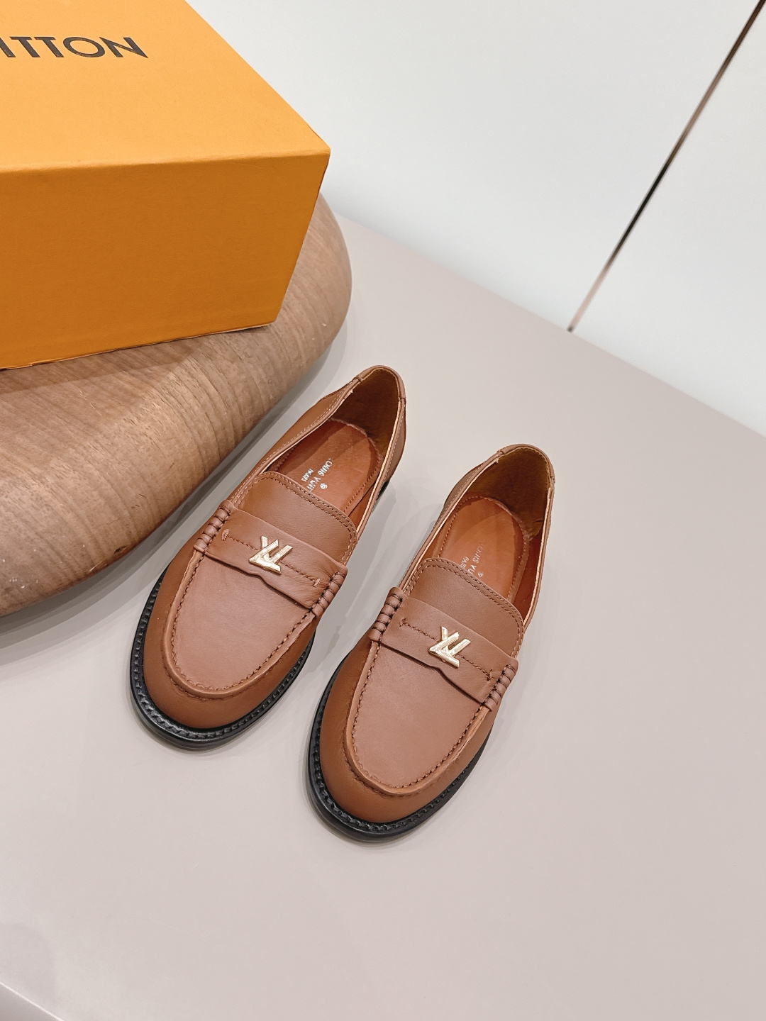 NO:873075,: 'Exclusive top version' L*V Lvjia 2026 vs the latest spring and summer loafers series... [Round-toe horizontal strap loafers] Heavy craftsmanship, the original version was purchased from France, and it took several months to create all private models to ensure that all materials, materials, and production processes are consistent with the original version!  Fabric: Original customized cowhide Lining: Original customized sheepskin Foot pads: Original customized sheepskin Outsole: Original customized leather combination sole Heel height: 2.5cm Size: 35-39 (40.41 customization is not returnable) Packaging: Original full set of packaging Color: Official website updated simultaneously, loafers, louis vuitton, louis vuitton, loafers, cowhide, sheepskin19860909: 《独家顶级版本》 L*V驴家2026vs春夏最新乐福鞋系列……【圆头横带乐福鞋】 重工打造,法国代购原版回来,历经数月全部私模打造,确保所有用料、材质、制作工艺与原版一致！ 面料: 原版定制牛皮 内里: 原版定制羊皮 垫脚: 原版定制羊皮 大底: 原版定制真皮组合底 跟高: 2.5cm 码数: 35-39（40.41定制不退换） 包装: 原版全套包装 颜色:官网同步更新,乐福鞋,louis vuitton,louis vuitton,loafers,cowhide,sheepskin,Women's Shoes