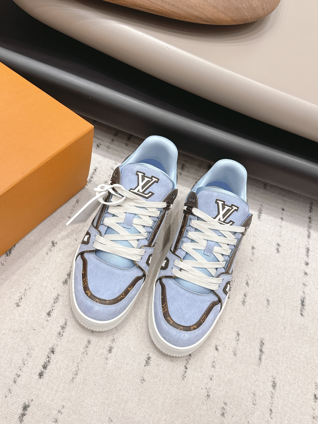 NO:873147,Couple's 'Top Exclusive First Release' [Couple's Color Matching Casual Shoes] LV 26's early spring new color debut is really a new style, sisters, it looks so good on your feet. Buy the original version at the counter and develop it one to one. All details, materials, quality, are the same as those at the counter, and you will get the latest luxurious packaging... Fabric: Original customization / cowhide / cowhide color matching process. Lining: Original custom breathable mesh. Foot: Original custom fabric injection molding. Outsole: Original open mold TPU molding sole.  Packaging: Original upgraded full set of packaging Number of yards: 35-44 (45.46 customization is not returnable) Color: Official website updated simultaneously, casual shoes/sports shoes, louis vuitton, sneakers, cowhide19860909情侣《顶级独家首发》【情侣拼色休闲鞋】 LV 26早春新色首发真的又是新一款王炸新款,姐妹们,上脚太好看啦专柜购买原版一比一开发,所有细节,材料,品质,跟专柜无区别,再送豪华最新大包装…… 面料:原版定制/牛皮/牛猄拼色工艺 内里:原版定制透气网布 垫脚:原版定制布料注塑成型 大底:原版开模TPU成型底 包装:原版升级全套包装 码数:35-44（45.46定制不退换） 颜色:官网同步更新,休闲鞋/运动鞋,louis vuitton,sneakers,cowhide,Women's Shoes