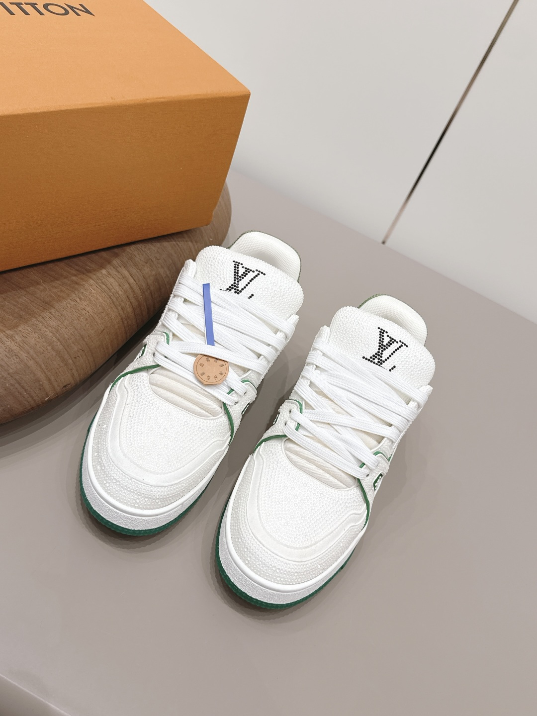 NO:873128,Hot Diamond Couple 'Top Exclusive First Release' [Couple Hot Diamond Color Matching Casual Shoes] LV 26 early spring new color debut is really a new style, sisters, it looks so good on your feet. Buy the original version at the counter and develop it one to one. All details, materials, quality, are the same as those at the counter, and you will get the latest luxury packaging... Fabric: Original custom-made cowhide hot diamond process. Lining: Original custom breathable mesh. Foot: Original custom fabric injection molding. Outsole: Original open-molded TPU molded bottom.  Packaging: Original upgraded full set of packaging Number of yards: 35-44 (45.46 customization is not returnable) Color: Official website updated simultaneously, casual shoes/sports shoes, louis vuitton, sneakers19860909烫钻情侣《顶级独家首发》【情侣烫钻拼色休闲鞋】 LV 26早春新色首发真的又是新一款王炸新款,姐妹们,上脚太好看啦专柜购买原版一比一开发,所有细节,材料,品质,跟专柜无区别,再送豪华最新大包装…… 面料:原版定制牛猄烫钻工艺 内里:原版定制透气网布 垫脚:原版定制布料注塑成型 大底:原版开模TPU成型底 包装:原版升级全套包装 码数:35-44（45.46定制不退换） 颜色:官网同步更新,休闲鞋/运动鞋,louis vuitton,sneakers,Women's Shoes