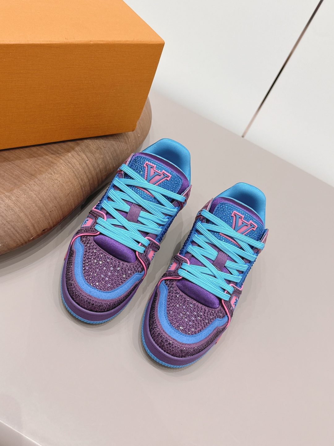 NO:873138,Hot Diamond Couple 'Top Exclusive First Release' [Couple Hot Diamond Color Matching Casual Shoes] LV 26 early spring new color debut is really a new style, sisters, it looks so good on your feet. Buy the original version at the counter and develop it one to one. All details, materials, quality are the same as those at the counter, and you will get the latest luxury packaging... Fabric: Original customization/cowhide/cow embroidery hot diamond process. Lining: Original custom breathable mesh. Foot: Original custom fabric injection molding.  Outsole: original molded TPU molded sole Packaging: original upgraded full set of packaging Code number: 35-44 (45.46 customization is not returnable) Color: official website updated simultaneously, casual shoes/sports shoes, louis vuitton, sneakers, cowhide19860909烫钻情侣《顶级独家首发》【情侣烫钻拼色休闲鞋】 LV 26早春新色首发真的又是新一款王炸新款,姐妹们,上脚太好看啦专柜购买原版一比一开发,所有细节,材料,品质,跟专柜无区别,再送豪华最新大包装…… 面料:原版定制/牛皮/牛猄烫钻工艺 内里:原版定制透气网布 垫脚:原版定制布料注塑成型 大底:原版开模TPU成型底 包装:原版升级全套包装 码数:35-44（45.46定制不退换） 颜色:官网同步更新,休闲鞋/运动鞋,louis vuitton,sneakers,cowhide,Women's Shoes