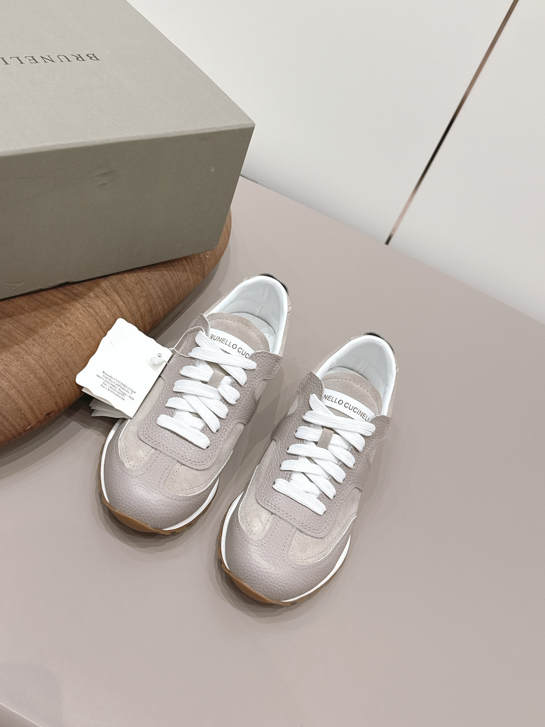 NO:873093,Couple 'Exclusive Top Edition' Brunello Cucinell*·BC 26 vs the latest casual series in early spring... Casual shoes have always been very feminine, elegant, refined, not hasty or slow, and have a kind of temperament that many loafers cannot match. But if pointed-toe high-heeled shoes are tired after wearing them for a long time, then a pair of round-toe thick-soled casual shoes that are easy to wear and look good is just what you need. Imported deerskin, fine leather, foot feel is very important. Needless to say, this needs no introduction. Women know the importance of a good pair of shoes.  To avoid all kinds of friction and wear on your feet, a delicate texture is a must... Fabric: Original customized/cowhide/suede Lining: Original customized sheepskin Foot pads: Original customized sheepskin Outsole: Original molded TPU combination sole Bottom height: 3cm Size: 35-39 (Female 40. Male 45. Customized non-returnable) Packaging: Original full set of packaging Color: Official website updated simultaneously, casual shoes/sports shoes, brunello  cucinelli,loafers,high heels,sneakers,cowhide,sheepskin,chamois leather19860909情侣《独家顶级版》BrunelloCucinell*·BC 26vs早春最新休闲系列… 休闲鞋一贯是很有女人味的 优雅 精致不急不缓 是有一种气质的这是很多乐福鞋比拟不了的 但是如果尖头高跟鞋穿久了累 那么一双好穿好看的圆头厚底休闲鞋就是刚需了 进口鹿皮 皮质细腻 脚感很重要 这个不需要多说 女人太懂一双好鞋的重要性了 避免各种摩擦磨脚 细腻的质感就是必须要有的… 面料: 原版定制/牛皮/麂皮 内里: 原版定制羊皮 垫脚: 原版定制羊皮 大底: 原版开模TPU组合底 底高: 3cm 码数: 35-39（女40.男45.定制不退换） 包装: 原版全套包装 颜色:官网同步更新,休闲鞋/运动鞋,brunello cucinelli,loafers,high heels,sneakers,cowhide,sheepskin,chamois leather,Women's Shoes