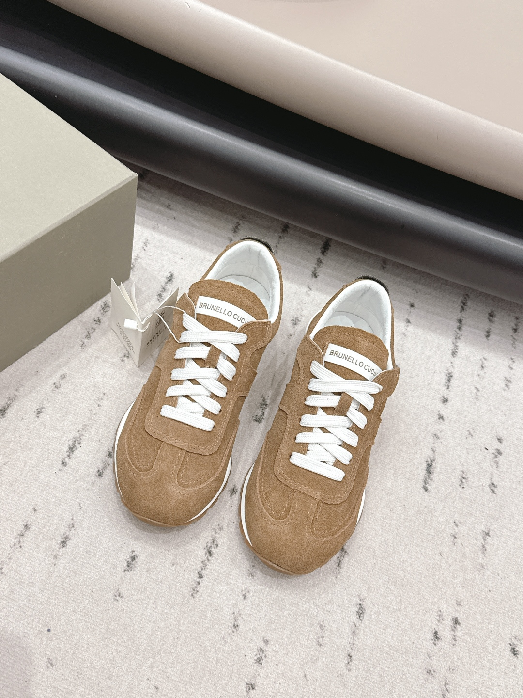 NO:873103,Couple 'Exclusive Top Edition' Brunello Cucinell*·BC 26 vs the latest casual series in early spring... Casual shoes have always been very feminine, elegant, refined, not hasty or slow, and have a kind of temperament that many loafers cannot match. But if pointed-toe high-heeled shoes are tired after wearing them for a long time, then a pair of round-toe thick-soled casual shoes that are easy to wear and look good is just what you need. Imported deerskin, fine leather, foot feel is very important. Needless to say, this needs no introduction. Women know the importance of a good pair of shoes.  To avoid all kinds of friction and wear on your feet, a delicate texture is a must... Fabric: Original customized suede Lining: Original customized sheepskin Foot pads: Original customized sheepskin Outsole: Original molded TPU combination sole Bottom height: 3cm Size: 35-39 (Female 40. Male 45. Customized non-returnable) Packaging: Original full set of packaging Color: Official website updated simultaneously, casual shoes/sports shoes, brunello  cucinelli,loafers,high heels,sneakers,sheepskin,chamois leather19860909情侣《独家顶级版》BrunelloCucinell*·BC 26vs早春最新休闲系列… 休闲鞋一贯是很有女人味的 优雅 精致不急不缓 是有一种气质的这是很多乐福鞋比拟不了的 但是如果尖头高跟鞋穿久了累 那么一双好穿好看的圆头厚底休闲鞋就是刚需了 进口鹿皮 皮质细腻 脚感很重要 这个不需要多说 女人太懂一双好鞋的重要性了 避免各种摩擦磨脚 细腻的质感就是必须要有的… 面料: 原版定制麂皮 内里: 原版定制羊皮 垫脚: 原版定制羊皮 大底: 原版开模TPU组合底 底高: 3cm 码数: 35-39（女40.男45.定制不退换） 包装: 原版全套包装 颜色:官网同步更新,休闲鞋/运动鞋,brunello cucinelli,loafers,high heels,sneakers,sheepskin,chamois leather,Women's Shoes
