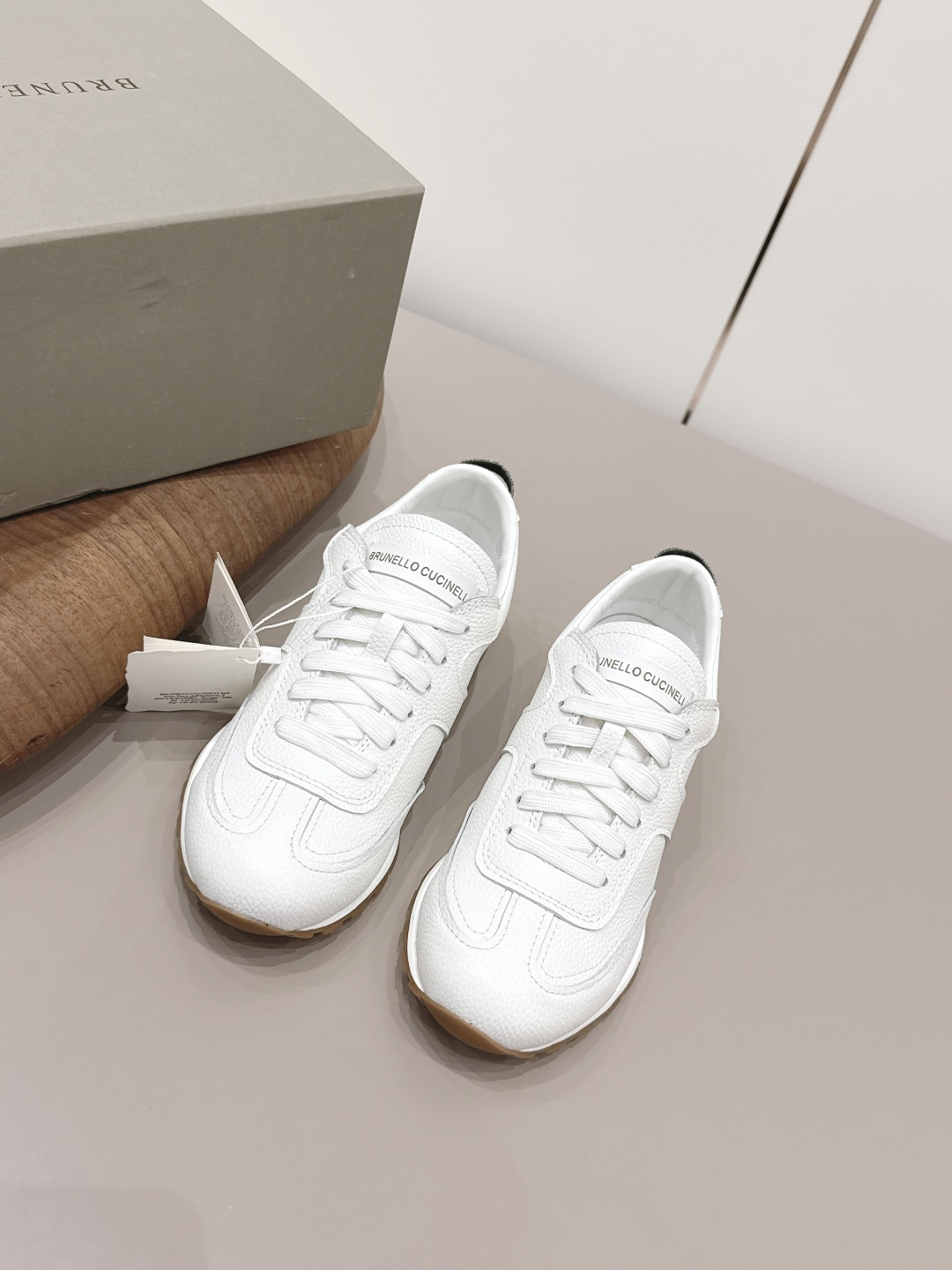 NO:873113,Couple 'Exclusive Top Edition' Brunello Cucinell*·BC 26 vs the latest casual series in early spring... Casual shoes have always been very feminine, elegant, refined, not hasty or slow, and have a kind of temperament that many loafers cannot match. But if pointed-toe high-heeled shoes are tired after wearing them for a long time, then a pair of round-toe thick-soled casual shoes that are easy to wear and look good is just what you need. Imported deerskin, fine leather, foot feel is very important. Needless to say, this needs no introduction. Women know the importance of a good pair of shoes.  To avoid all kinds of friction and wear on your feet, a delicate texture is a must... Fabric: Original customized pebbled cowhide Lining: Original customized sheepskin Foot pads: Original customized sheepskin Outsole: Original molded TPU combination sole Bottom height: 3cm Size: 35-39 (Female 40. Male 45. Customized non-returnable) Packaging: Original full set of packaging Color: Official website updated simultaneously, casual shoes/sports shoes, brunello  cucinelli,loafers,high heels,sneakers,cowhide,sheepskin19860909情侣《独家顶级版》BrunelloCucinell*·BC 26vs早春最新休闲系列… 休闲鞋一贯是很有女人味的 优雅 精致不急不缓 是有一种气质的这是很多乐福鞋比拟不了的 但是如果尖头高跟鞋穿久了累 那么一双好穿好看的圆头厚底休闲鞋就是刚需了 进口鹿皮 皮质细腻 脚感很重要 这个不需要多说 女人太懂一双好鞋的重要性了 避免各种摩擦磨脚 细腻的质感就是必须要有的… 面料: 原版定制荔枝纹牛皮 内里: 原版定制羊皮 垫脚: 原版定制羊皮 大底: 原版开模TPU组合底 底高: 3cm 码数: 35-39（女40.男45.定制不退换） 包装: 原版全套包装 颜色:官网同步更新,休闲鞋/运动鞋,brunello cucinelli,loafers,high heels,sneakers,cowhide,sheepskin,Women's Shoes