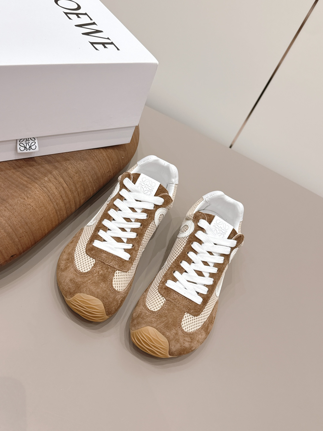 NO:873092,: Couple 'Exclusive Top Version' Long-term production LOEWE Loewe 2026 vs the latest color matching moral training series... [Color-matching moral training shoes for couples] The fastest purchase of the original development on the entire network, which will not be outdated after wearing it for several years, super classic series, the favorite check-in shoes of Internet celebrities, the fastest shipping, exclusive original one to one mold opening, all materials and details are the same as the original zp version, please look for the highest version on the market... Fabric: Original customized cowhide/breathable mesh Inner:  Original custom-made sheepskin Foot pads: Original cowhide injection molded into heightened foot pads Outsole: Original open-molded multi-layer combination anti-slip and wear-resistant sole Packaging: Original full set of packaging Code number: 35-44 (40.41 for women and 45.46 for men, no returns or exchanges are supported) Color: Official website updated simultaneously, casual shoes/sports shoes, loewe, loewe, sneakers, cowhide, sheepskin19860909:情侣《独家顶级版本》 长期做货 LOEWE罗意威德2026vs最新配色德训系列…【情侣拼色德训鞋】 全网最快购入原版开发,穿几年不过时的,超级经典系列,网红最热爱的打卡神鞋,最快出货,独家原版一比一开模,所有材料,细节根zp原版无差别,请认准高市场上最高版本…… 面料: 原版定制牛猄/透气网 内里: 原版定制羊皮 垫脚: 原版牛皮注塑成增高型垫脚 大底: 原版开模多层组合防滑耐磨底 包装: 原版全套包装 码数: 35-44（女40.41男45.46不支持退换） 颜色:官网同步更新,休闲鞋/运动鞋,loewe,loewe,sneakers,cowhide,sheepskin,Women's Shoes