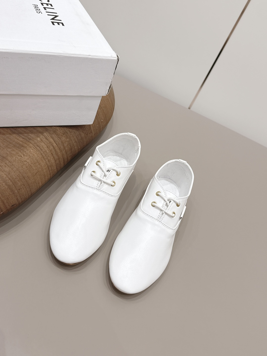 NO:873027,'Exclusive top version' Celine Celine 2026 vs spring and summer new fashion shoes series... [Round-toe flat shoes] Paired with socks in spring and summer, it is absolutely perfect with retro points and a full sense of fashion. The appearance is the original purchase and development, still the highest output, restoring the original customized retro feel... Fabric Original custom sheepskin Lining Original custom sheepskin Foot pads Original custom sheepskin Outsole Original custom leather outsole Heel height 1.0cm Packaging Original full set of packaging  Size 35-39 (40.41. Customization is non-returnable) Colors are officially updated simultaneously, single shoes, celine, celine, sheepskin, Leather soles, socks19860909《独家顶级版本》  Celine赛琳2026vs春夏新款时装单鞋系列…【圆头平底单鞋】 春夏季搭配袜子,简直绝绝子了复古的点上带上了满分时髦感颜值绝原版购入开发,依旧最高输出,还原原版定制复古感…… 面料原版定制羊皮 内里原版定制羊皮 垫脚原版定制羊皮 大底原版定制真皮大底 跟高1.0cm 包装原版全套包装 码数35-39（40.41.定制不退换） 颜色官方同步更新,单鞋,celine,celine,sheepskin,Leather soles,socks,Women's Shoes