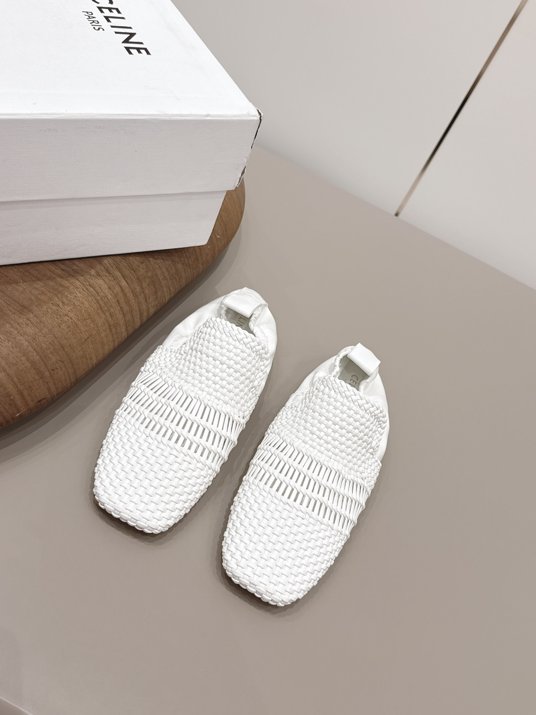 NO:873016,'Exclusive top version' Celine 2026 vs spring and summer new fashion shoes series...[Square toe braided flat shoes] Paired with socks in spring and summer, it is absolutely perfect with retro points and a full sense of fashion. The appearance is absolutely original. Purchase and develop, still the highest output, restore the original customized retro feel... Fabric original custom sheepskin/weaving process Original custom sheepskin lining Original custom sheepskin sole Original custom leather outsole Heel height 1.0cm Original full package packaging  Size 35-39 (40.41. Customization is non-returnable) Colors are officially updated simultaneously, single shoes, celine, celine, sheepskin, Leather soles, socks19860909《独家顶级版本》  Celine赛琳2026vs春夏新款时装单鞋系列…【方头编织平底单鞋】 春夏季搭配袜子,简直绝绝子了复古的点上带上了满分时髦感颜值绝原版购入开发,依旧最高输出,还原原版定制复古感…… 面料原版定制羊皮/编织工艺 内里原版定制羊皮 垫脚原版定制羊皮 大底原版定制真皮大底 跟高1.0cm 包装原版全套包装 码数35-39（40.41.定制不退换） 颜色官方同步更新,单鞋,celine,celine,sheepskin,Leather soles,socks,Women's Shoes