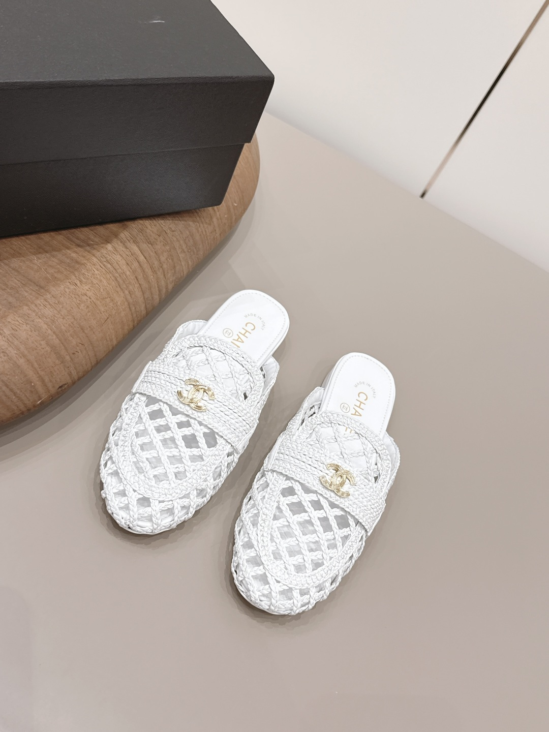 NO:873007,: 'Exclusive top version' CHANE* Xiaoxiang 26 vs the latest fashion shoe series in the spring and summer counters... [Round-toe braided hollow shoes] Ms. Chanel loves simple and irresistible styles. The combination shows a unique dressing style, free mix and match to shine in place and follow the fashionable pace of Grandma Jinxiang!  !  !  The top-notch craftsmanship and texture are perfectly presented. No matter any details, you can compare them with the counters. You can enter and exit the counters at will with the best quality goods!  !  Fabric: Original customized/sheepskin/weaving process Lining: Original customized sheepskin Foot pads: Original customized sheepskin Outsole: Original customized leather sole Heel height: 1.5cm Size: 35-39 (40.41.42. Customization is non-refundable) Packaging: Original full set of packaging Color: Official website updated simultaneously, loafers half-drag, chanel, chanel, loafers, sheepskin19860909: 《独家顶级版本》 CHANE*小香26vs春夏专柜最新时装单鞋系列……【圆头编织镂空单鞋】 香奈儿女士钟爱简约又难以抗拒系 搭配展现与众不同的穿搭风格、自由混搭闪耀到位跟紧香奶奶时尚步伐！！！ 顶级工艺质感完美呈现,无论任何细节均可对比专柜,最好级别的顶级货,随意进出专柜！！ 面料: 原版定制/羊皮/编织工艺 内里: 原版定制羊皮 垫脚: 原版定制羊皮 大底: 原版定制真皮底 跟高: 1.5cm 码数: 35-39（40.41.42.定制不退换） 包装: 原版全套包装 颜色:官网同步更新,乐福鞋半拖,chanel,chanel,loafers,sheepskin,Women's Shoes