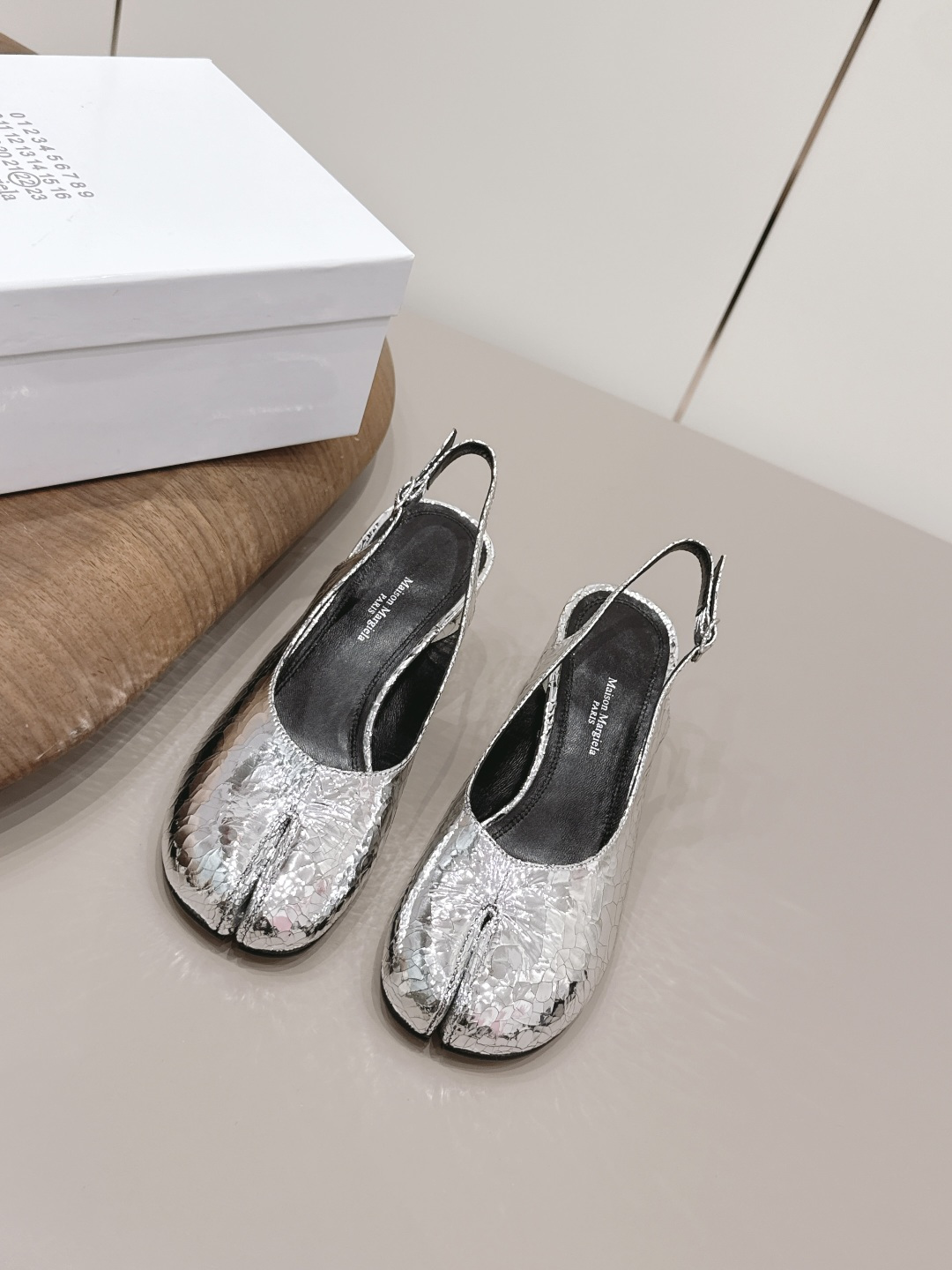 NO:873082,: 'Exclusive top version' long-term production of Maison Margiela 26 vs early spring new fashion shoes series... [Split toe back empty shoes] The original version creates a one-to-one comfort, better wrapping, full of personality, and easy to match with various styles of clothes... Fabric: Original customized cracked sheepskin Lining: Original customized water-dyed sheepskin Foot pads: Original customized water-dyed sheepskin Outsole: Original customized leather combination sole Heel height: 6cm Size:  35-39 (40.41. Customization is non-refundable) Packaging: Original full set of packaging Color: Official website updated simultaneously, split-toe shoes, masion margiela, sheepskin19860909: 《独家顶级版本》长期做货 Maison Margiela马吉拉26vs早春新款时装单鞋系列……【分趾后空单鞋】 原版一比一打造舒适度,包裹性都比较好,个性十足,很好驾驭各种风格衣服搭配…… 面料: 原版定制爆裂纹羊皮 内里: 原版定制水染羊皮 垫脚: 原版定制水染羊皮 大底: 原版定制真皮组合底 跟高: 6cm 码数: 35-39（40.41.定制不退换） 包装:原版全套包装 颜色:官网同步更新,分趾鞋,masion margiela,sheepskin,Women's Shoes