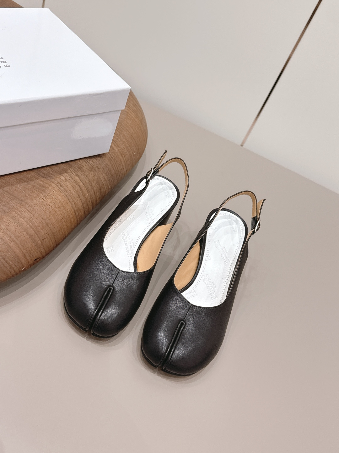 NO:873071,: 'Exclusive top version' long-term production of Maison Margiela 26 vs early spring new fashion shoes series...[Split toe back empty shoes] The original version creates a one-to-one comfort, better wrapping, full of personality, and easy to match with various styles of clothes... Fabric: Original customized sheepskin Lining: Original customized water-dyed sheepskin Foot pads: Original customized water-dyed sheepskin Outsole: Original customized leather combination sole Heel height: 6cm Size:  35-39 (40.41. Customization is non-refundable) Packaging: Original full set of packaging Color: Official website updated simultaneously, split-toe shoes, masion margiela, sheepskin19860909: 《独家顶级版本》长期做货 Maison Margiela马吉拉26vs早春新款时装单鞋系列……【分趾后空单鞋】 原版一比一打造舒适度,包裹性都比较好,个性十足,很好驾驭各种风格衣服搭配…… 面料: 原版定制羊皮 内里: 原版定制水染羊皮 垫脚: 原版定制水染羊皮 大底: 原版定制真皮组合底 跟高: 6cm 码数: 35-39（40.41.定制不退换） 包装:原版全套包装 颜色:官网同步更新,分趾鞋,masion margiela,sheepskin,Women's Shoes
