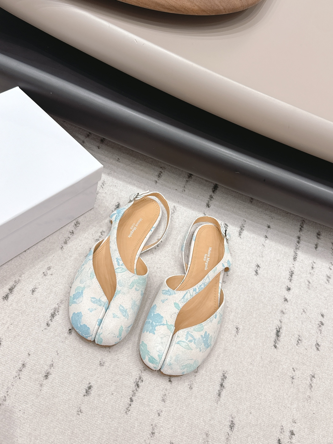 NO:873060,: 'Exclusive top version' long-term production of Maison Margiela 26 vs early spring new fashion shoes series... [Split-toe flat sole shoes with empty back] The original version provides one-to-one comfort, better wrapping, full personality, and easy to match with various styles of clothes... Fabric: Original custom-made calfskin Inner: Original custom-made water-dyed sheepskin Foot pads: Original custom-made water-dyed sheepskin Outsole: Original custom-made leather combination sole Heel height: 0.8cm  Size: 35-39 (40.41. Customization is non-returnable) Packaging: Original full set of packaging Color: Official website updated simultaneously, split-toe shoes, masion margiela, sheepskin19860909: 《独家顶级版本》长期做货 Maison Margiela马吉拉26vs早春新款时装单鞋系列……【分趾平底后空单鞋】 原版一比一打造舒适度,包裹性都比较好,个性十足,很好驾驭各种风格衣服搭配…… 面料: 原版定制花色牛猄 内里: 原版定制水染羊皮 垫脚: 原版定制水染羊皮 大底: 原版定制真皮组合底 跟高: 0.8cm 码数: 35-39（40.41.定制不退换） 包装:原版全套包装 颜色:官网同步更新,分趾鞋,masion margiela,sheepskin,Women's Shoes