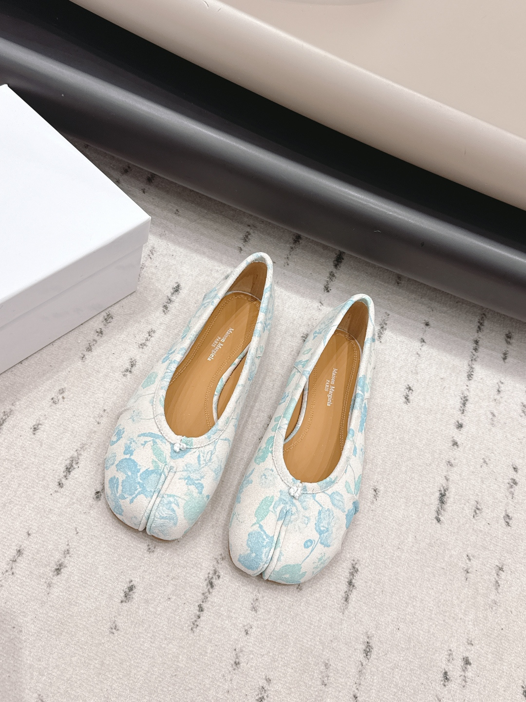 NO:873049,: 'Exclusive top version' long-term production of Maison Margiela 26 vs early spring new fashion shoes series... [Split-toed flat shoes] The original version provides one-to-one comfort, better wrapping, full of personality, and easy to match with various styles of clothes... Fabric: Original custom-made calfskin Lining: Original custom-made water-dyed sheepskin Foot pads: Original custom-made water-dyed sheepskin Outsole: Original custom-made leather combination sole Heel height: 0.8cm  Size: 35-39 (40.41. Customization is non-returnable) Packaging: Original full set of packaging Color: Official website updated simultaneously, split-toe shoes, masion margiela, sheepskin19860909: 《独家顶级版本》长期做货 Maison Margiela马吉拉26vs早春新款时装单鞋系列……【分趾平底单鞋】 原版一比一打造舒适度,包裹性都比较好,个性十足,很好驾驭各种风格衣服搭配…… 面料: 原版定制花色牛猄 内里: 原版定制水染羊皮 垫脚: 原版定制水染羊皮 大底: 原版定制真皮组合底 跟高: 0.8cm 码数: 35-39（40.41.定制不退换） 包装:原版全套包装 颜色:官网同步更新,分趾鞋,masion margiela,sheepskin,Women's Shoes
