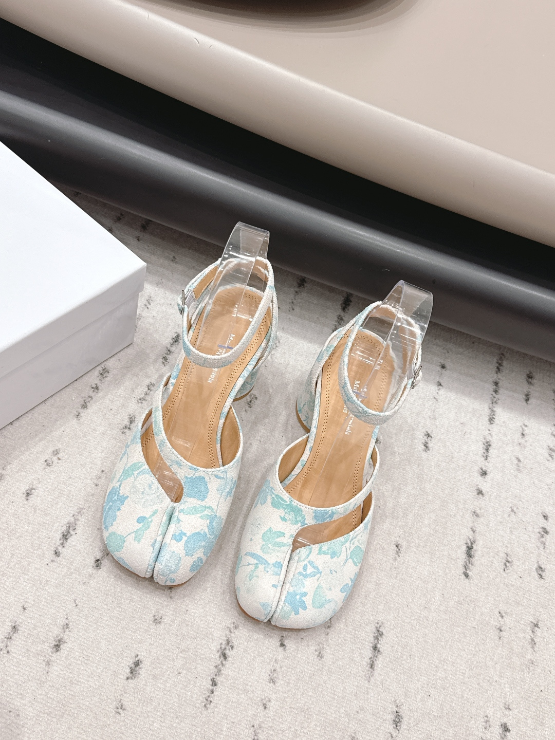 NO:873038,: 'Exclusive top version' long-term production of Maison Margiela 26 vs early spring new fashion shoes series... [Split-toe thick heel shoes] The original version provides one-to-one comfort, better wrapping, full of personality, and easy to match with various styles of clothes... Fabric: Original custom-made calfskin Lining: Original custom-made water-dyed sheepskin Foot pads: Original custom-made water-dyed sheepskin Outsole: Original custom-made leather combination sole Heel height: 8cm Size:  35-39 (40.41. Customization is non-refundable) Packaging: Original full set of packaging Color: Official website updated simultaneously, split-toe shoes, masion margiela, sheepskin19860909: 《独家顶级版本》长期做货 Maison Margiela马吉拉26vs早春新款时装单鞋系列……【分趾粗跟单鞋】 原版一比一打造舒适度,包裹性都比较好,个性十足,很好驾驭各种风格衣服搭配…… 面料: 原版定制花色牛猄 内里: 原版定制水染羊皮 垫脚: 原版定制水染羊皮 大底: 原版定制真皮组合底 跟高: 8cm 码数: 35-39（40.41.定制不退换） 包装:原版全套包装 颜色:官网同步更新,分趾鞋,masion margiela,sheepskin,Women's Shoes