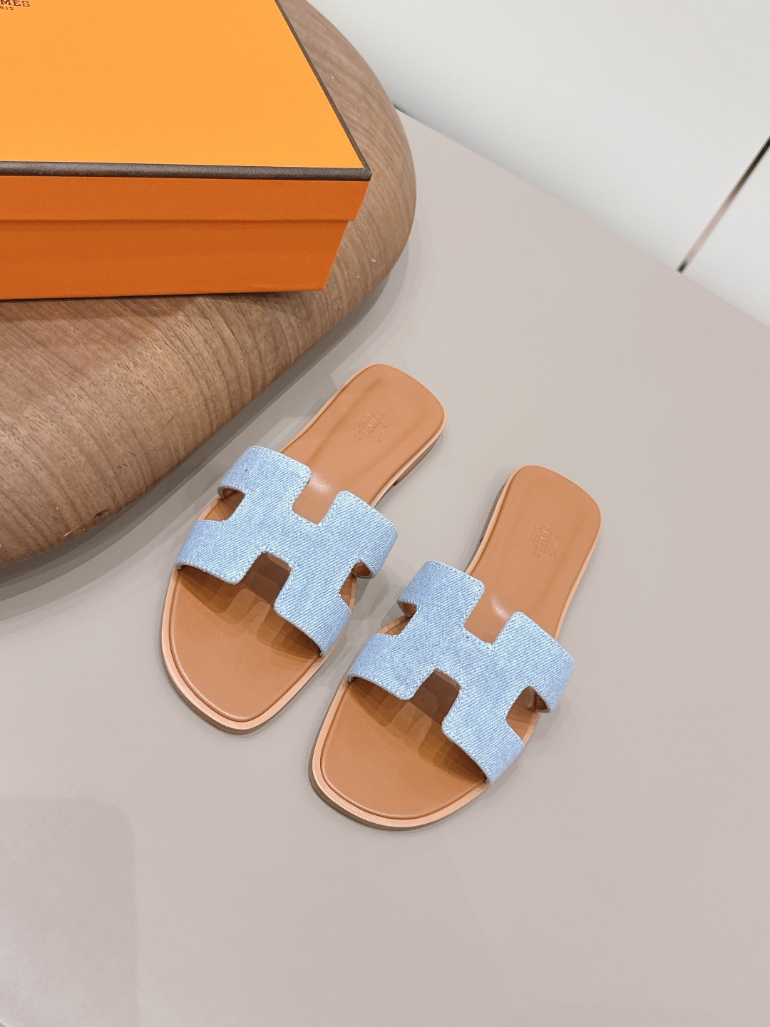 NO:872912,: Airplane box 10 'Exclusive top version' HERME*H home 26 vs early spring new H sandals series... Hermès splash of color. The latest new spring color H sandals ♀ urban style Wellington has become a fashion highlight... Showing the brand's exquisite bootmaking technology, playing with contrasting fabrics and colors... A bit like an advanced version of Chelsea Love, cool, contrasting color splicing and fashion  Easy to put on and take off, the heel height is moderate, and it is not tiring to wear for a long time. It must be said that the taste of C-level brands is good... Upper: Original customized washed denim Lining: Original customized sheepskin Foot pads: Original customized sheepskin Outsole: Original customized leather combination sole Heel height: 1.0cm Size: 35–39 (34.40.41.42.43. Customized, non-returnable) Packaging: Original full set of packaging  Color: official website updated simultaneously, slippers, hermes, loafers, boots, slippers, sheepskin19860909: 飞机盒10 《独家顶级版本》  HERME*H家26vs早春新款H凉拖系列…… Hermès 飞溅色彩.最新春季新增色H凉拖♀都市风格 Wellington成为时尚亮点……展现品牌精湛的制靴工艺,尽情玩转对比鲜明的面料与色彩…… 有点像进阶版切尔西乐福,酷,撞色拼接时尚度 方便穿脱,鞋跟高度适中,久穿不累型,得不得说C位品牌的品味就是好…… 鞋面: 原版定制水洗牛仔布 内里: 原版定制羊皮 垫脚: 原版定制羊皮 大底: 原版定制真皮组合底 跟高: 1.0cm 码数: 35–39(34.40.41.42.43.定做不退换) 包装: 原版全套包装 颜色:官网同步更新,拖鞋,hermes,loafers,boots,slippers,sheepskin,Women's Shoes