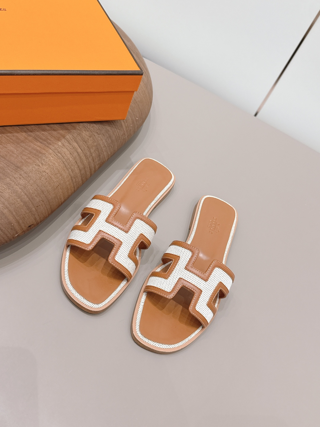 NO:872930,: Airplane box 10 'Exclusive top version' HERME*H home 26 vs early spring new H sandals series... Hermès splash of color. The latest new spring color H sandals ♀ urban style Wellington has become a fashion highlight... Showing the brand's exquisite bootmaking technology, playing with contrasting fabrics and colors... A bit like an advanced version of Chelsea Love, cool, contrasting color splicing and fashion  Easy to put on and take off, the heel height is moderate, and it is not tiring to wear for a long time. It must be said that the taste of C-level brands is good... Upper: original customized cowhide/woven fabric/color matching Inner: original customized sheepskin Foot pads: original customized sheepskin Outsole: original customized leather combination sole Heel height: 1.0cm Size: 35–39 (34.40.41.42.43. Customized, non-refundable) Packaging:  Original full set of packaging Color: Official website updated simultaneously, slippers, hermes, loafers, boots, slippers, cowhide, sheepskin19860909: 飞机盒10 《独家顶级版本》  HERME*H家26vs早春新款H凉拖系列…… Hermès 飞溅色彩.最新春季新增色H凉拖♀都市风格 Wellington成为时尚亮点……展现品牌精湛的制靴工艺,尽情玩转对比鲜明的面料与色彩…… 有点像进阶版切尔西乐福,酷,撞色拼接时尚度 方便穿脱,鞋跟高度适中,久穿不累型,得不得说C位品牌的品味就是好…… 鞋面: 原版定制牛皮/织布/拼色 内里: 原版定制羊皮 垫脚: 原版定制羊皮 大底: 原版定制真皮组合底 跟高: 1.0cm 码数: 35–39(34.40.41.42.43.定做不退换) 包装: 原版全套包装 颜色:官网同步更新,拖鞋,hermes,loafers,boots,slippers,cowhide,sheepskin,Women's Shoes