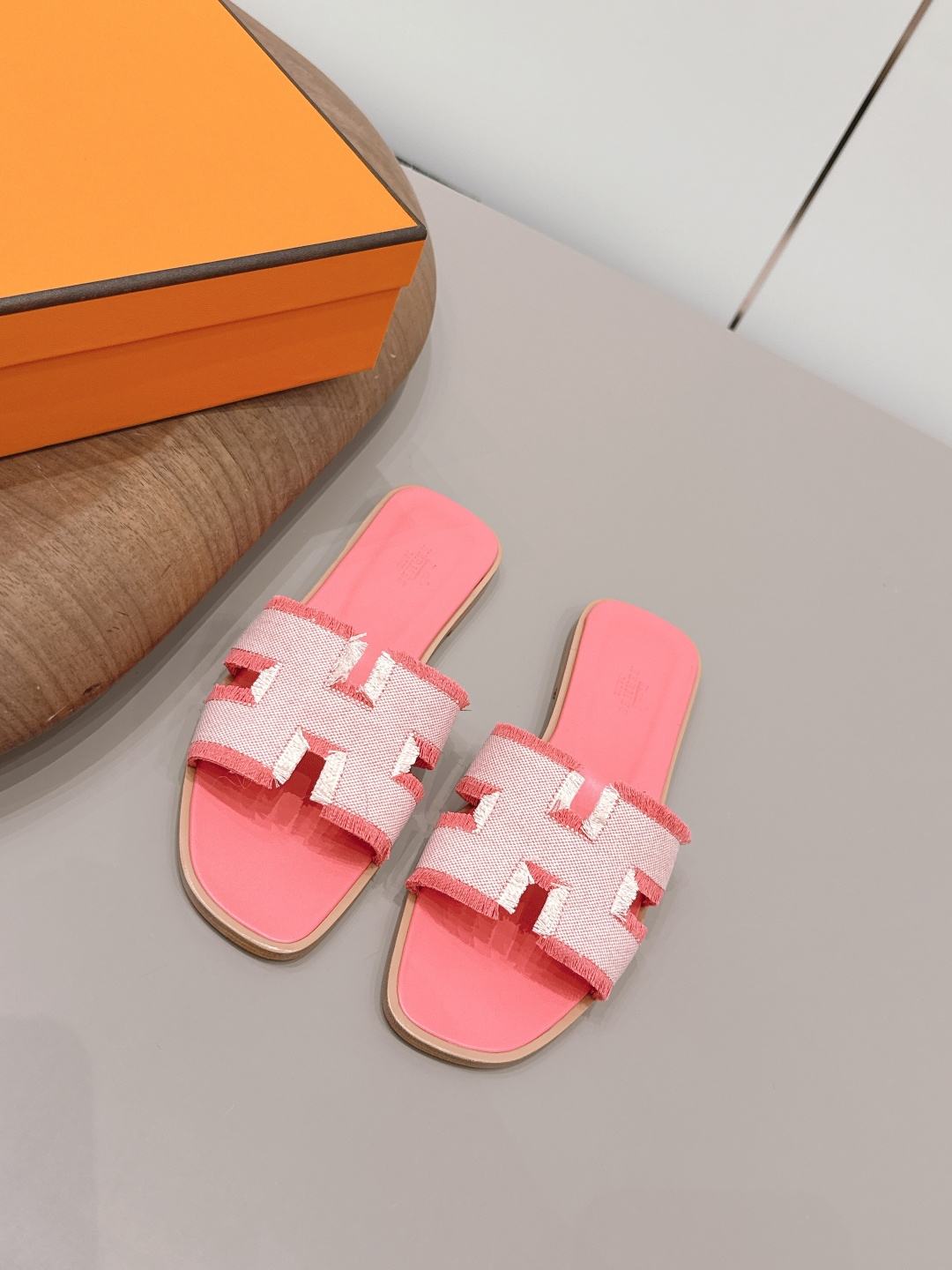 NO:872923,: Airplane box 10 'Exclusive top version' HERME*H home 26 vs early spring new H sandals series... Hermès splash of color. The latest new spring color H sandals ♀ urban style Wellington has become a fashion highlight... Showing the brand's exquisite bootmaking technology, playing with contrasting fabrics and colors... A bit like an advanced version of Chelsea Love, cool, contrasting color splicing and fashion  Easy to put on and take off, the heel height is moderate, and it is not tiring to wear for a long time. It must be said that the taste of the C-level brand is good... Upper: original customized weaving/catkin craftsmanship Inner: original customized sheepskin Foot pads: original customized sheepskin Outsole: original customized leather combination sole Heel height: 1.0cm Size: 35–39 (34.40.41.42.43. Customized, non-returnable) Packaging: Original full set of packaging  Color: official website updated simultaneously, slippers, hermes, loafers, boots, slippers, sheepskin19860909: 飞机盒10 《独家顶级版本》  HERME*H家26vs早春新款H凉拖系列…… Hermès 飞溅色彩.最新春季新增色H凉拖♀都市风格 Wellington成为时尚亮点……展现品牌精湛的制靴工艺,尽情玩转对比鲜明的面料与色彩…… 有点像进阶版切尔西乐福,酷,撞色拼接时尚度 方便穿脱,鞋跟高度适中,久穿不累型,得不得说C位品牌的品味就是好…… 鞋面: 原版定制织布/柳絮工艺 内里: 原版定制羊皮 垫脚: 原版定制羊皮 大底: 原版定制真皮组合底 跟高: 1.0cm 码数: 35–39(34.40.41.42.43.定做不退换) 包装: 原版全套包装 颜色:官网同步更新,拖鞋,hermes,loafers,boots,slippers,sheepskin,Women's Shoes