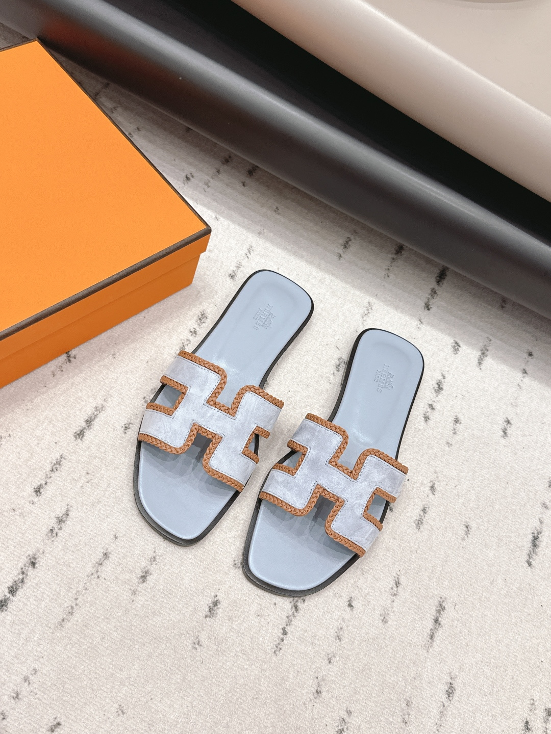 NO:872833,: Airplane box 10 'Exclusive top version' HERME*H home 26 vs early spring new H sandals series... Hermès splash of color. The latest new spring color H sandals ♀ urban style Wellington has become a fashion highlight... Showing the brand's exquisite bootmaking technology, playing with contrasting fabrics and colors... A bit like an advanced version of Chelsea Love, cool, contrasting color splicing and fashion  Easy to put on and take off, the heel height is moderate, and it is not tiring to wear for a long time. It must be said that the taste of C-level brands is good... Upper: original customized cashmere lace craftsmanship Inner: original customized sheepskin Foot pads: original customized sheepskin Outsole: original customized leather combination sole Heel height: 1.0cm Size: 35–39 (34.40.41.42.43. Customized, non-returnable) Packaging: Original full set of packaging  Color: official website updated simultaneously, slippers, hermes, loafers, boots, slippers, sheepskin19860909: 飞机盒10 《独家顶级版本》  HERME*H家26vs早春新款H凉拖系列…… Hermès 飞溅色彩.最新春季新增色H凉拖♀都市风格 Wellington成为时尚亮点……展现品牌精湛的制靴工艺,尽情玩转对比鲜明的面料与色彩…… 有点像进阶版切尔西乐福,酷,撞色拼接时尚度 方便穿脱,鞋跟高度适中,久穿不累型,得不得说C位品牌的品味就是好…… 鞋面: 原版定制羊绒花边工艺 内里: 原版定制羊皮 垫脚: 原版定制羊皮 大底: 原版定制真皮组合底 跟高: 1.0cm 码数: 35–39(34.40.41.42.43.定做不退换) 包装: 原版全套包装 颜色:官网同步更新,拖鞋,hermes,loafers,boots,slippers,sheepskin,Women's Shoes
