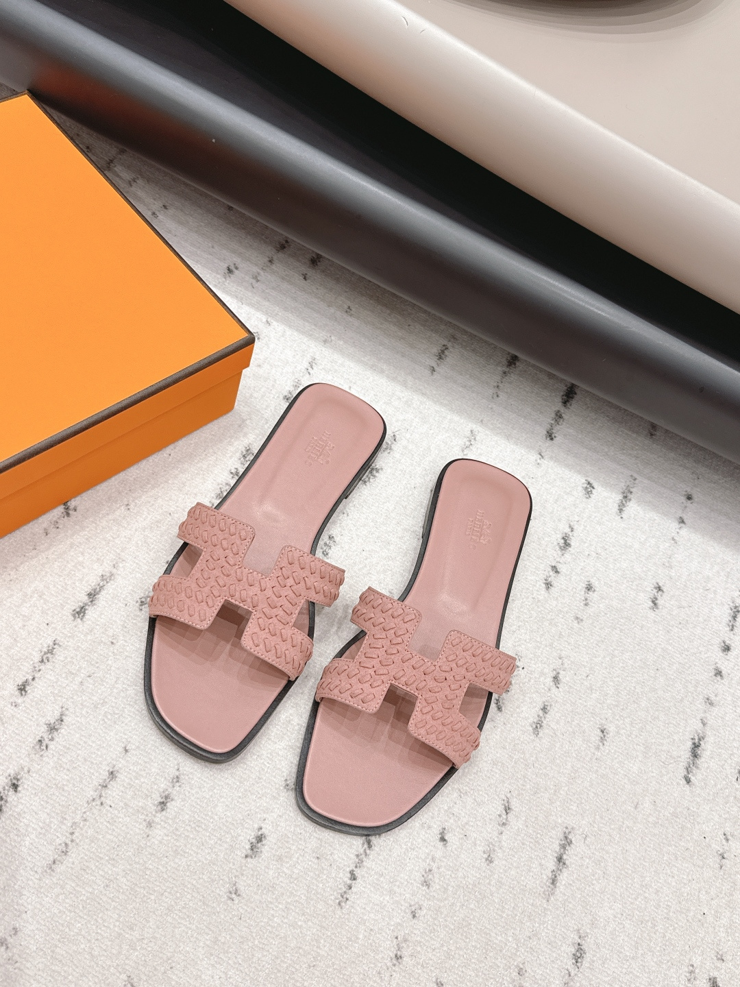 NO:872823,: Airplane box 10 'Exclusive top version' HERME*H home 26 vs early spring new H sandals series... Hermès splash of color. The latest new spring color H sandals ♀ urban style Wellington has become a fashion highlight... Showing the brand's exquisite bootmaking technology, playing with contrasting fabrics and colors... A bit like an advanced version of Chelsea Love, cool, contrasting color splicing and fashion  Easy to put on and take off, the heel height is moderate, and it is not tiring to wear for a long time. It must be said that the taste of the C-level brand is good... Upper: Original customized cowhide leather strip craftsmanship. Inner: Original customized sheepskin. Foot pads: Original customized sheepskin. Outsole: Original customized genuine leather combination sole. Heel height: 1.0cm. Size: 35–39 (34.40.41.42.43. Customized, non-returnable). Packaging: Original full set of packaging.  Color: official website updated simultaneously, slippers, hermes, loafers, boots, slippers, sheepskin19860909: 飞机盒10 《独家顶级版本》  HERME*H家26vs早春新款H凉拖系列…… Hermès 飞溅色彩.最新春季新增色H凉拖♀都市风格 Wellington成为时尚亮点……展现品牌精湛的制靴工艺,尽情玩转对比鲜明的面料与色彩…… 有点像进阶版切尔西乐福,酷,撞色拼接时尚度 方便穿脱,鞋跟高度适中,久穿不累型,得不得说C位品牌的品味就是好…… 鞋面: 原版定制牛猄皮条工艺 内里: 原版定制羊皮 垫脚: 原版定制羊皮 大底: 原版定制真皮组合底 跟高: 1.0cm 码数: 35–39(34.40.41.42.43.定做不退换) 包装: 原版全套包装 颜色:官网同步更新,拖鞋,hermes,loafers,boots,slippers,sheepskin,Women's Shoes